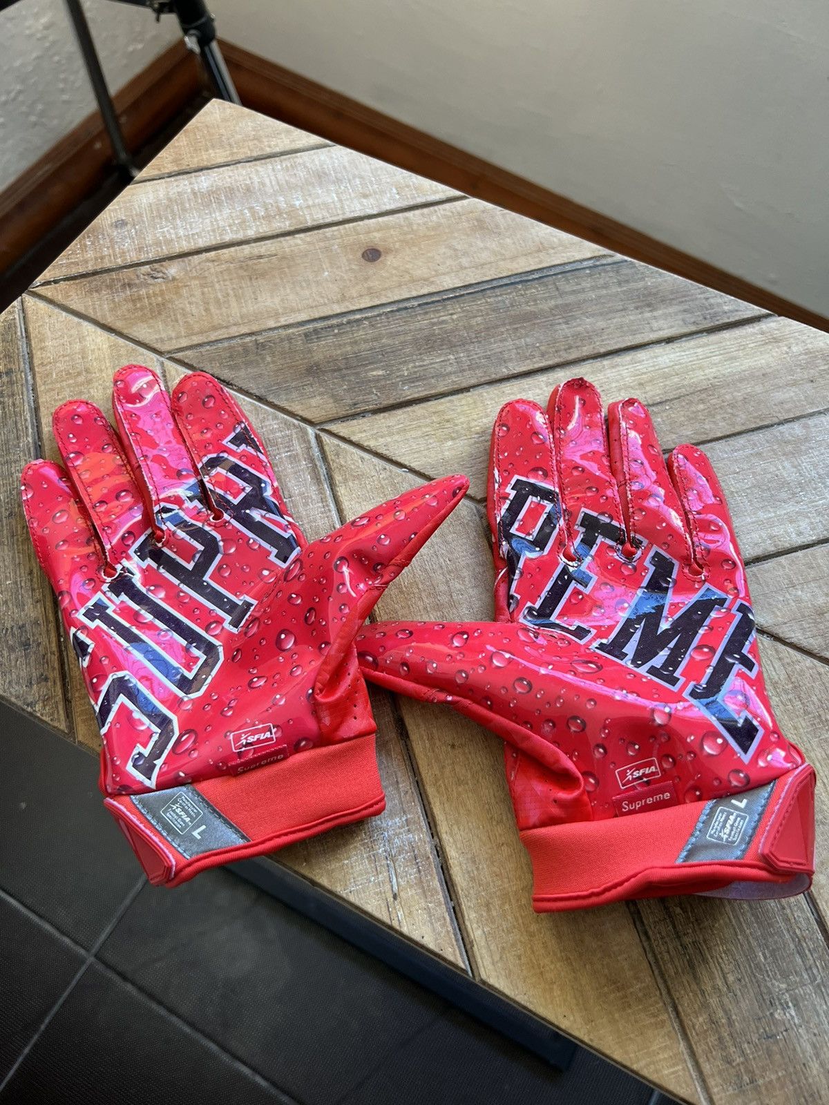 supreme x nike vapor jet 4.0 football gloves