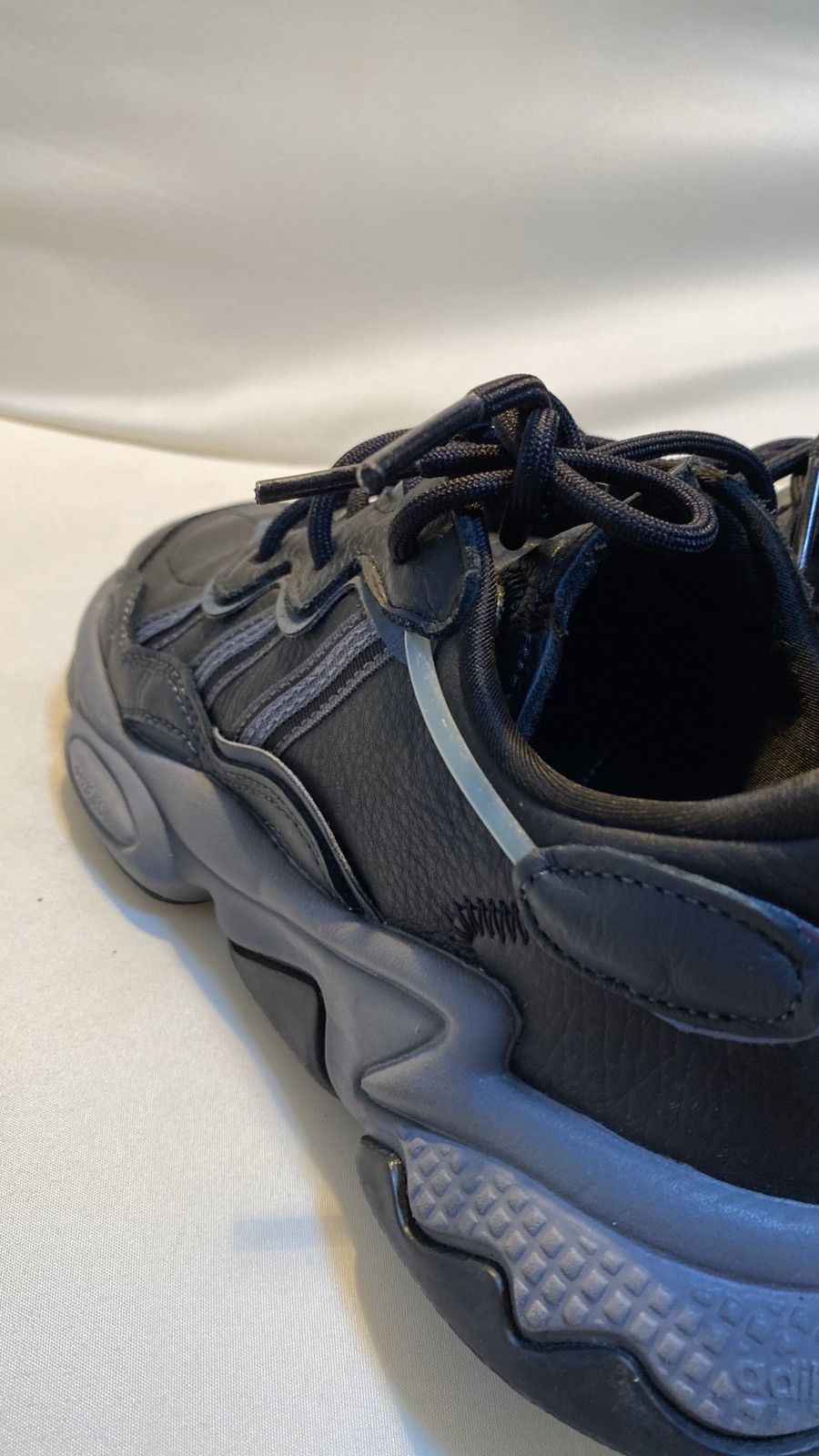 Adidas Adidas ozweego 7us Size US 7 / EU 40 - 11 Thumbnail