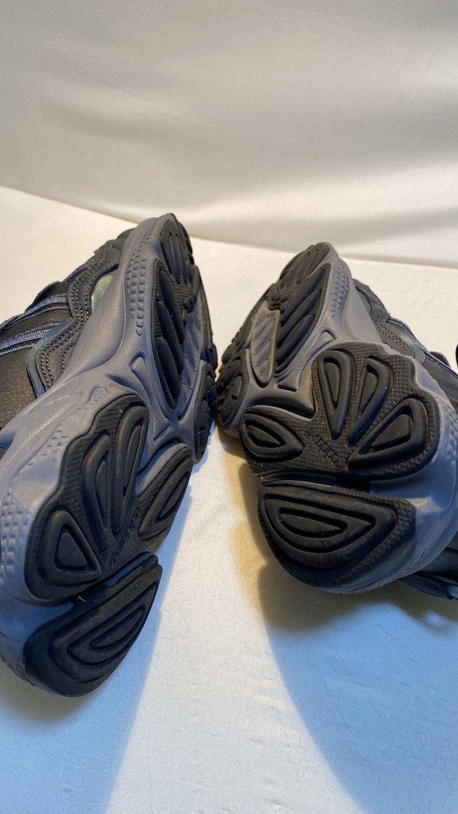 Adidas Adidas ozweego 7us Size US 7 / EU 40 - 14 Thumbnail