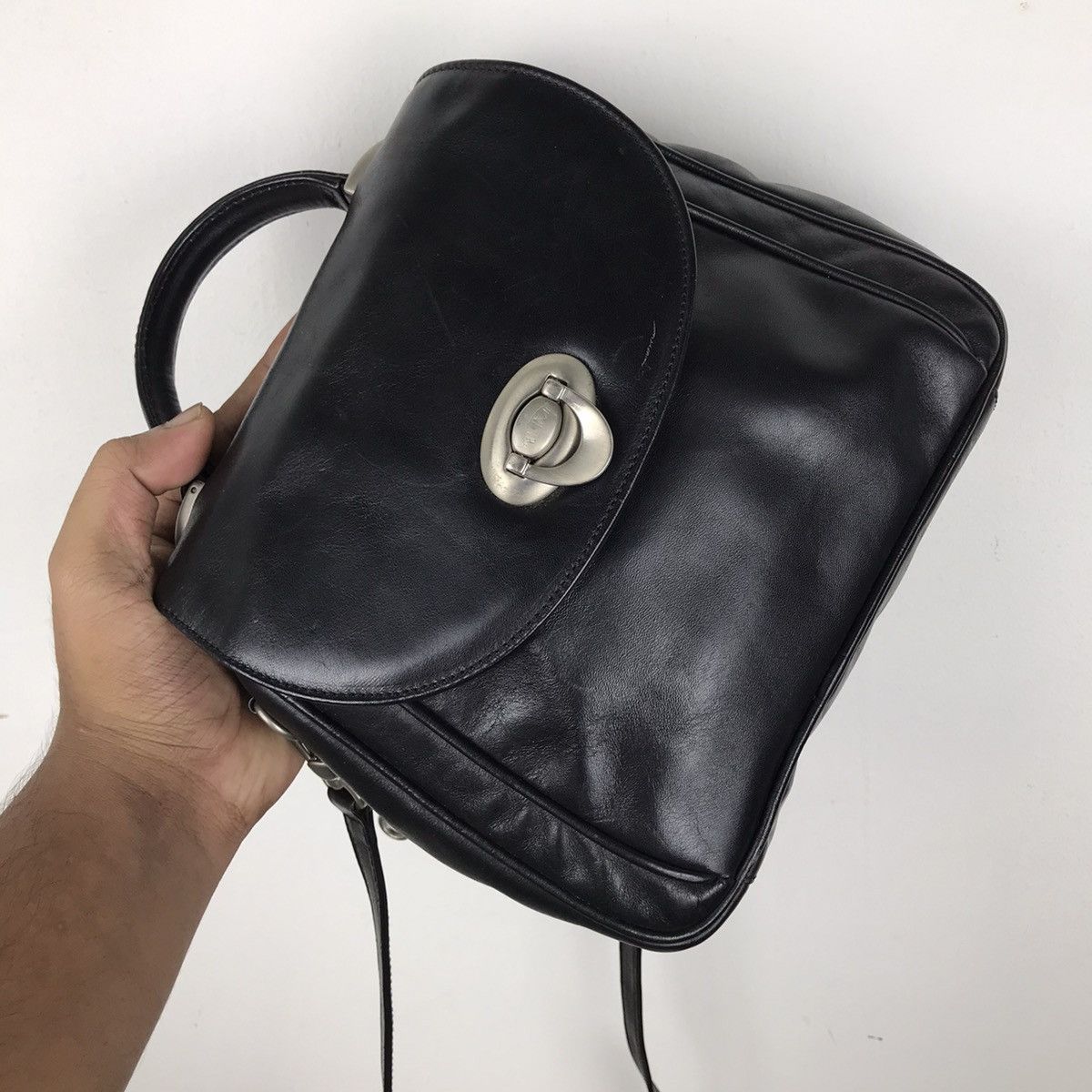 Tumi × Vintage Vintage 90s Tumi Superblack Full leather Mini Sling Bag Size ONE SIZE - 4 Thumbnail