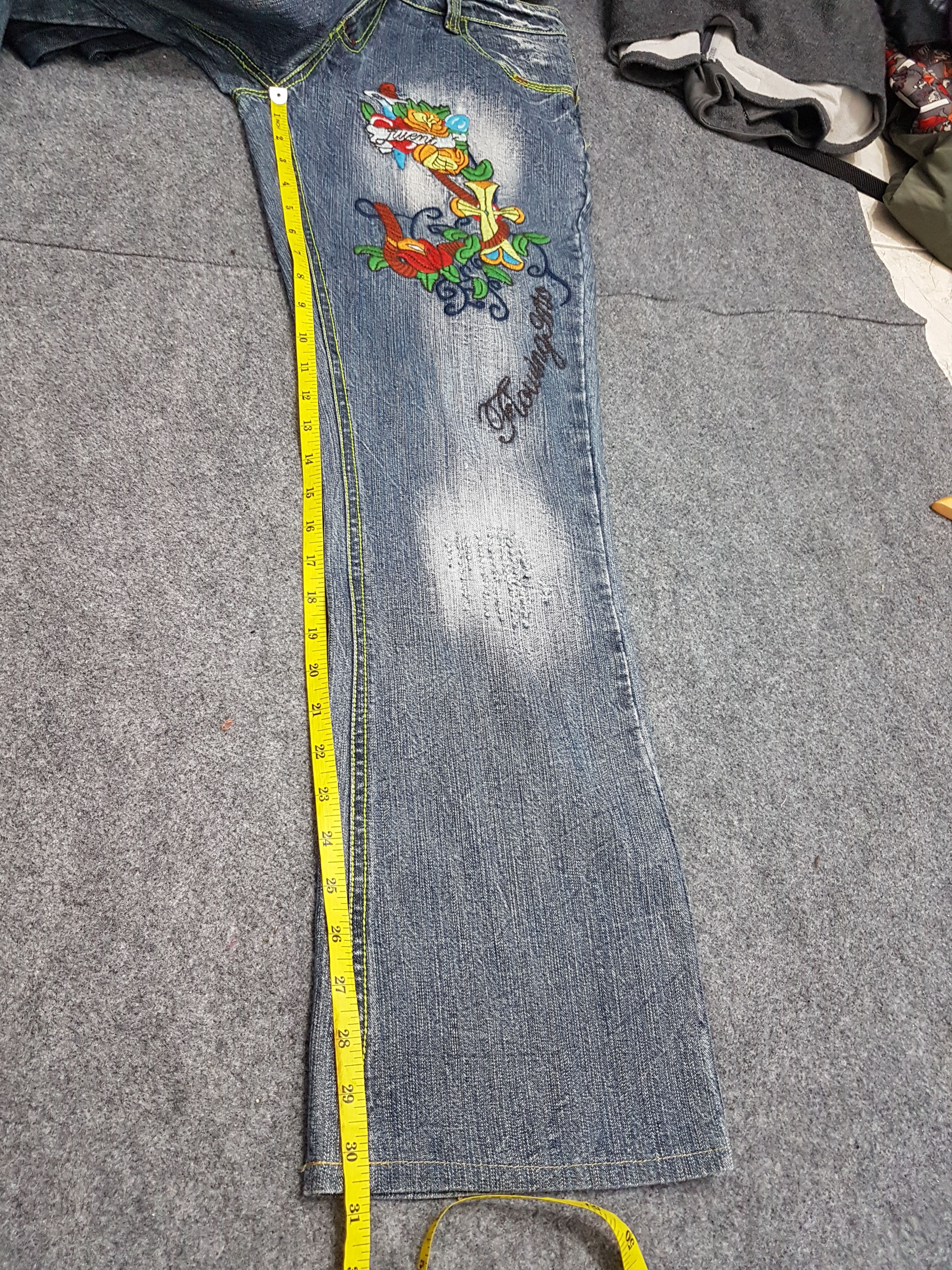 In The Attic × Japanese Brand In The Attic Embroidery Cross Distressed Lowrise Jeans Size US 32 / EU 48 - 4 Thumbnail