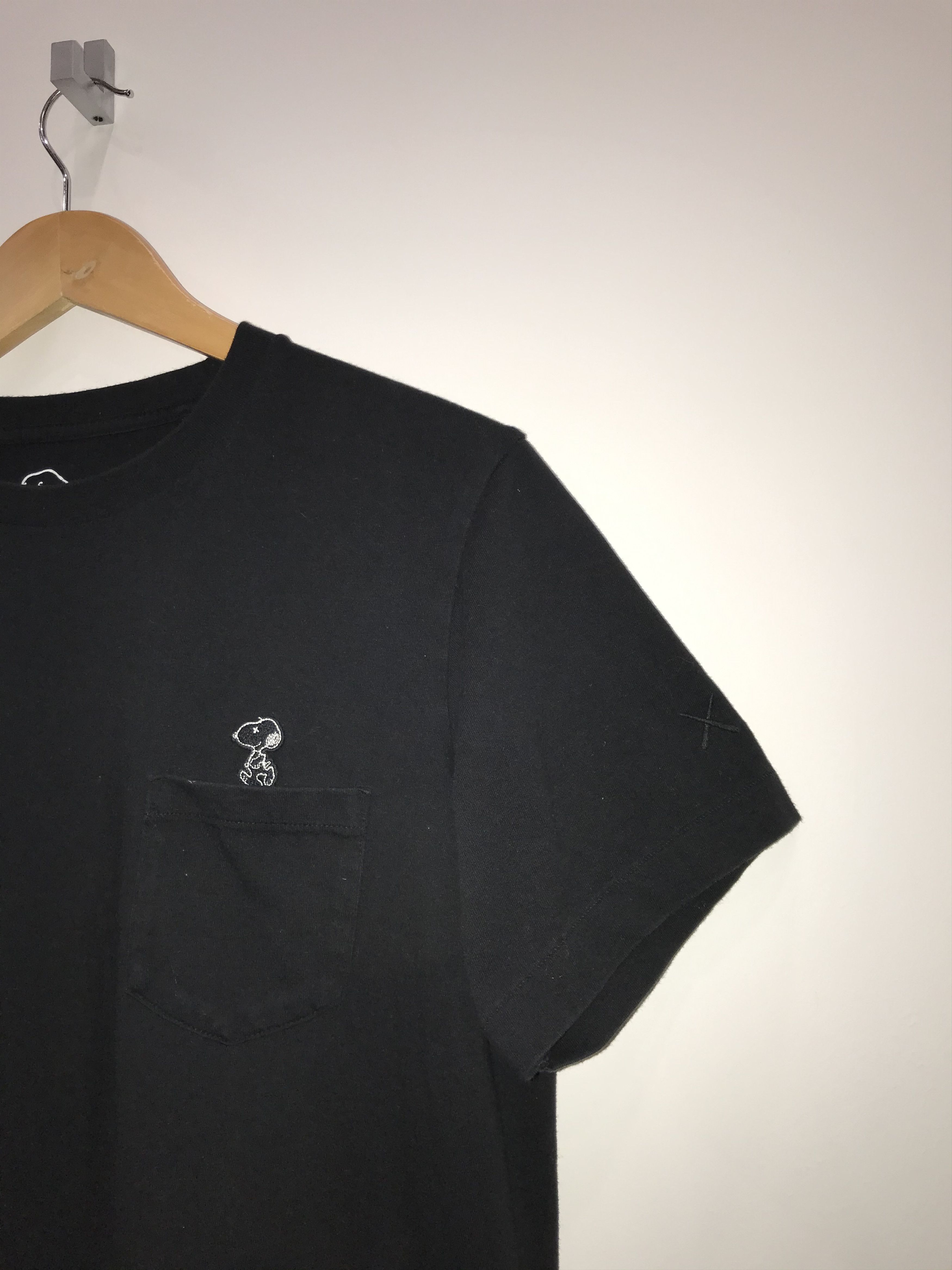 Kaws × Peanuts × Uniqlo Kaws x Peanuts x Uniqlo Pocket Black Tee Size US S / EU 44-46 / 1 - 3 Thumbnail