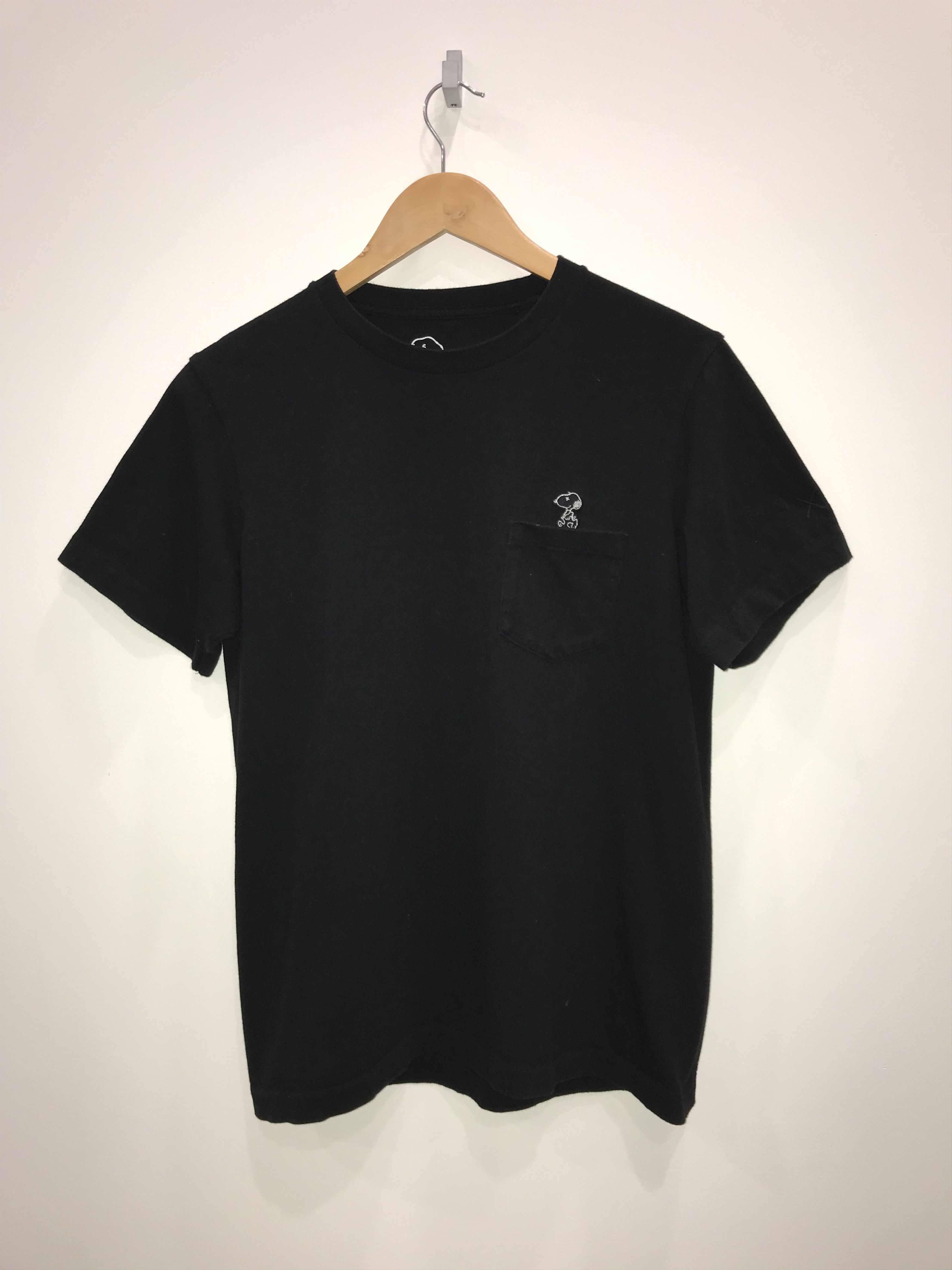 Kaws × Peanuts × Uniqlo Kaws x Peanuts x Uniqlo Pocket Black Tee Size US S / EU 44-46 / 1 - 1 Thumbnail