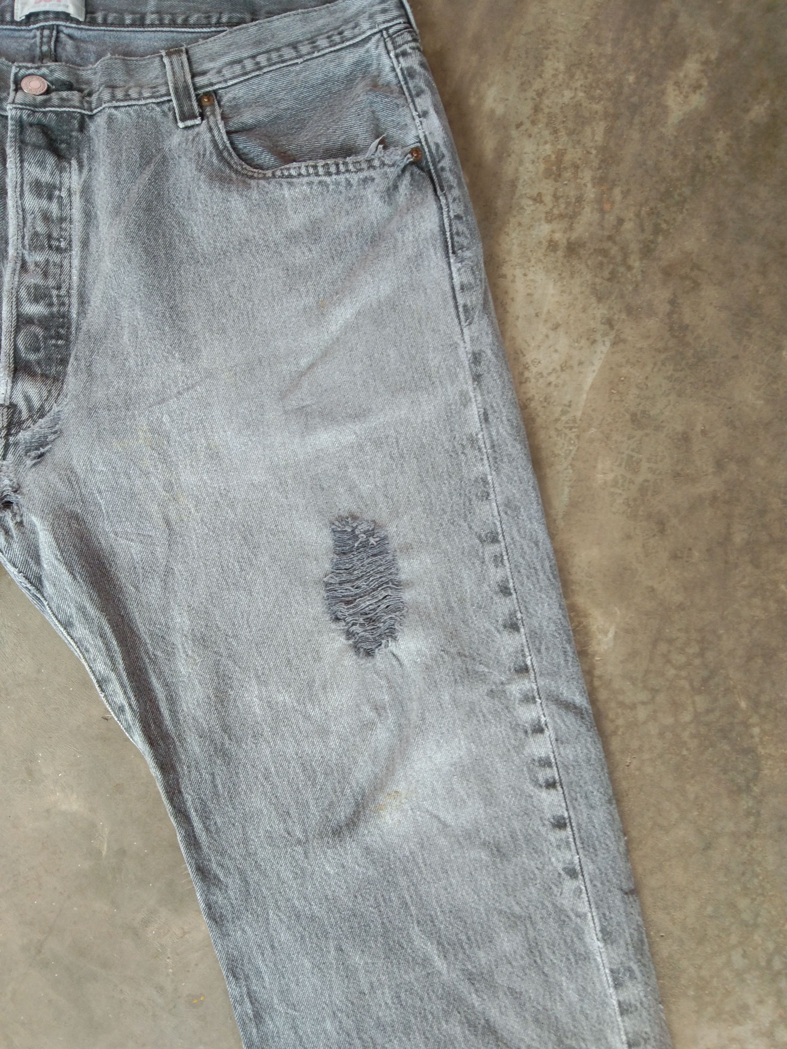 Levi's × Vintage Vintage Levis 501 Thrashed Distressed Jeans 40x28 Size US 40 / EU 56 - 16 Thumbnail