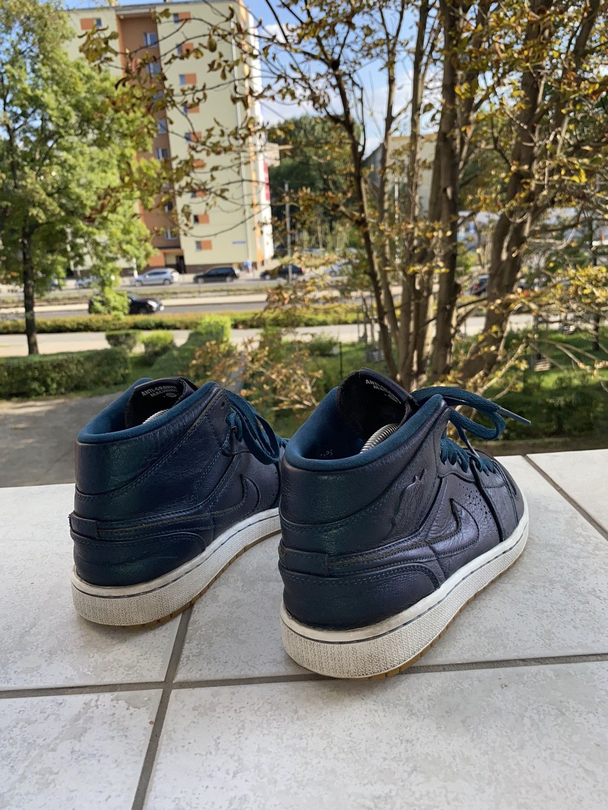 Jordan Brand Nike Air Jordan 1 Retro Mid Nouveau "Space Blue" Gum Size US 8.5 / EU 41-42 - 13 Thumbnail