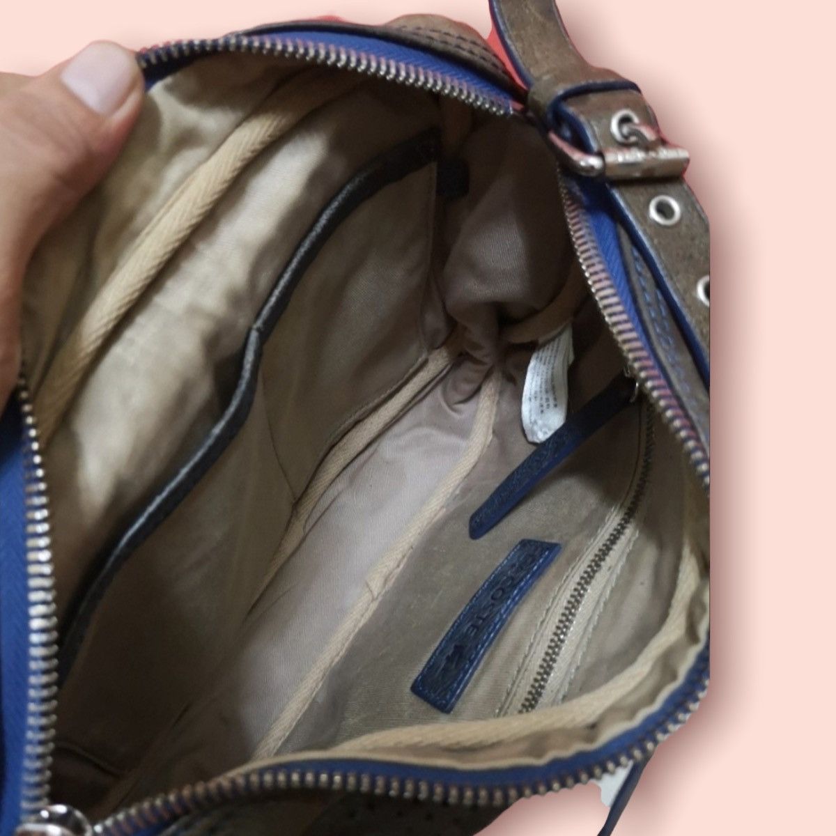 Lacoste × Leather × Vintage LACOSTE LEATHER CROSSBODY SLING Size ONE SIZE - 18 Thumbnail