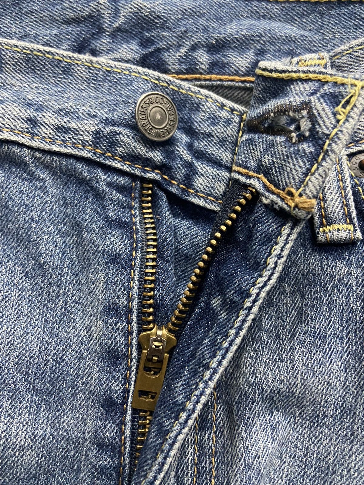 Levi's × Vintage Vintage Levi’s 514 Distressed Blue Wash Denim Pants Size US 35 - 18 Thumbnail