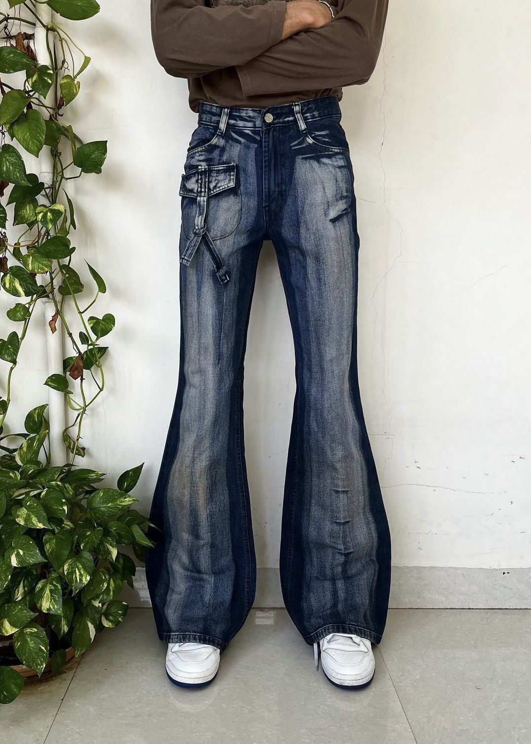 If Six Was Nine × Japanese Brand × Le Grande Bleu (L.G.B.) Y2K multipocket Japanese brand flare cargo jeans. Size 26" / US 2 / IT 38 - 1 Thumbnail