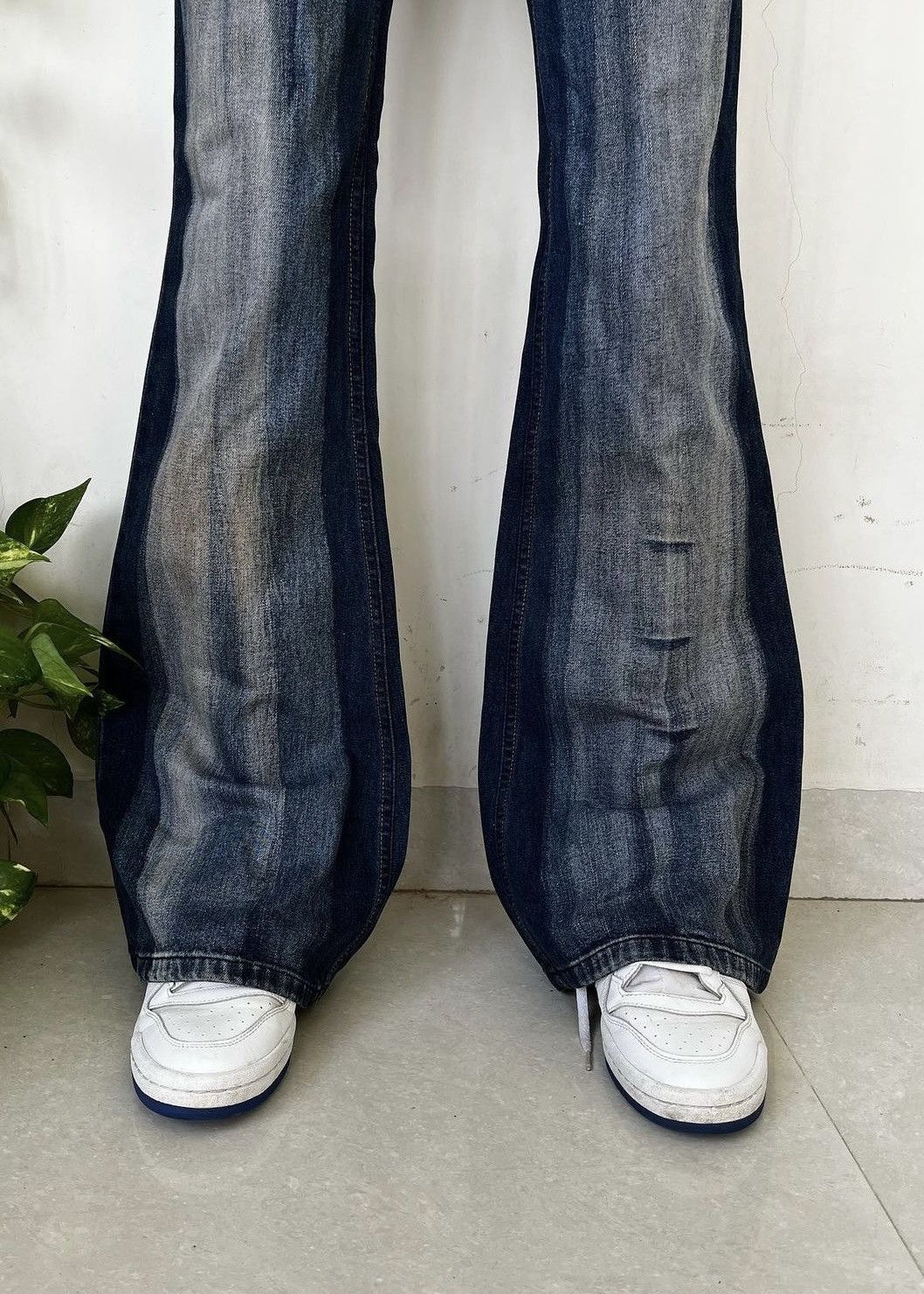 If Six Was Nine × Japanese Brand × Le Grande Bleu (L.G.B.) Y2K multipocket Japanese brand flare cargo jeans. Size 26" / US 2 / IT 38 - 3 Thumbnail