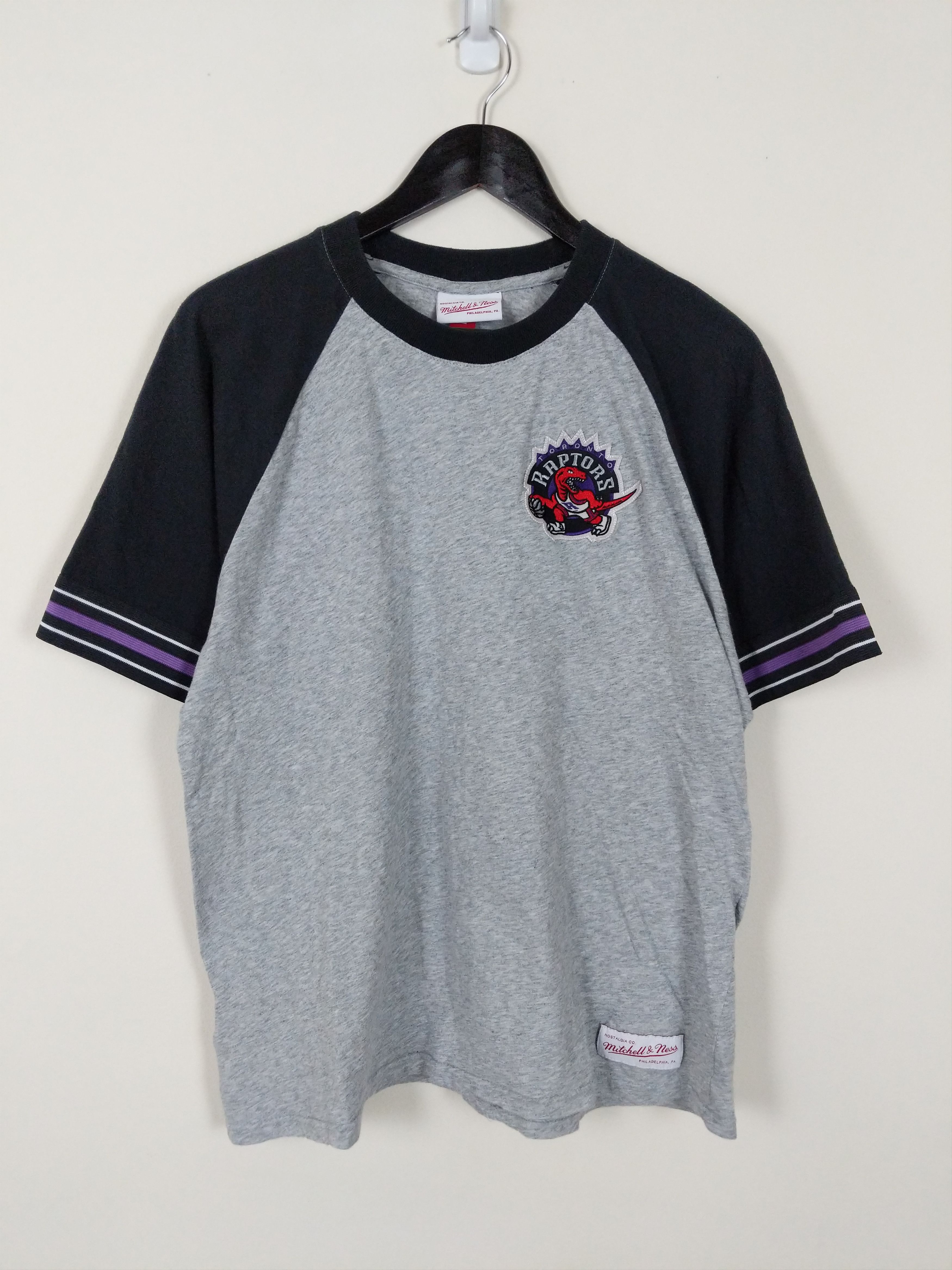 Mitchell & Ness × NBA Toronto Raptors Mitchell & Ness Raglan Tee Size US L / EU 52-54 / 3 - 1 Thumbnail