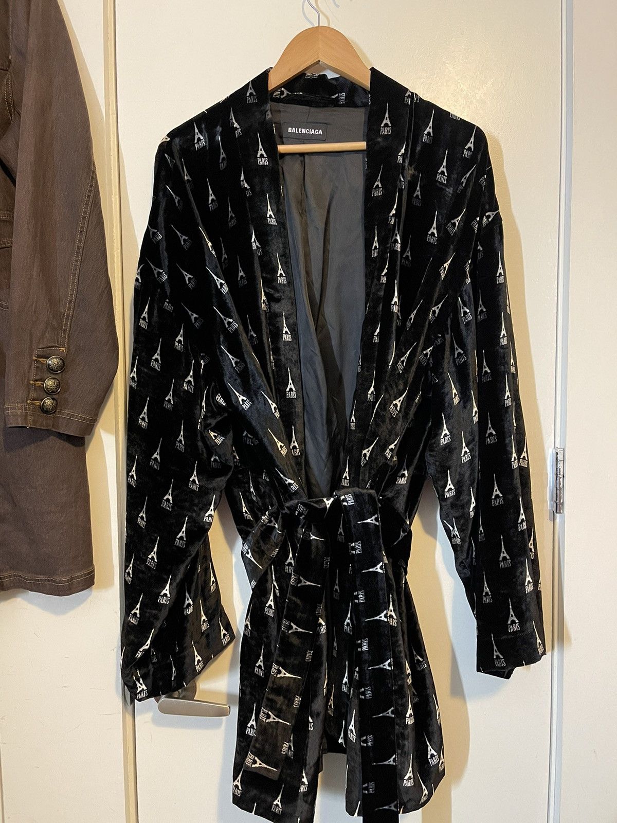 Balenciaga Balenciaga 19SS Paris Eiffel Tower velvet bathrobe robe ...