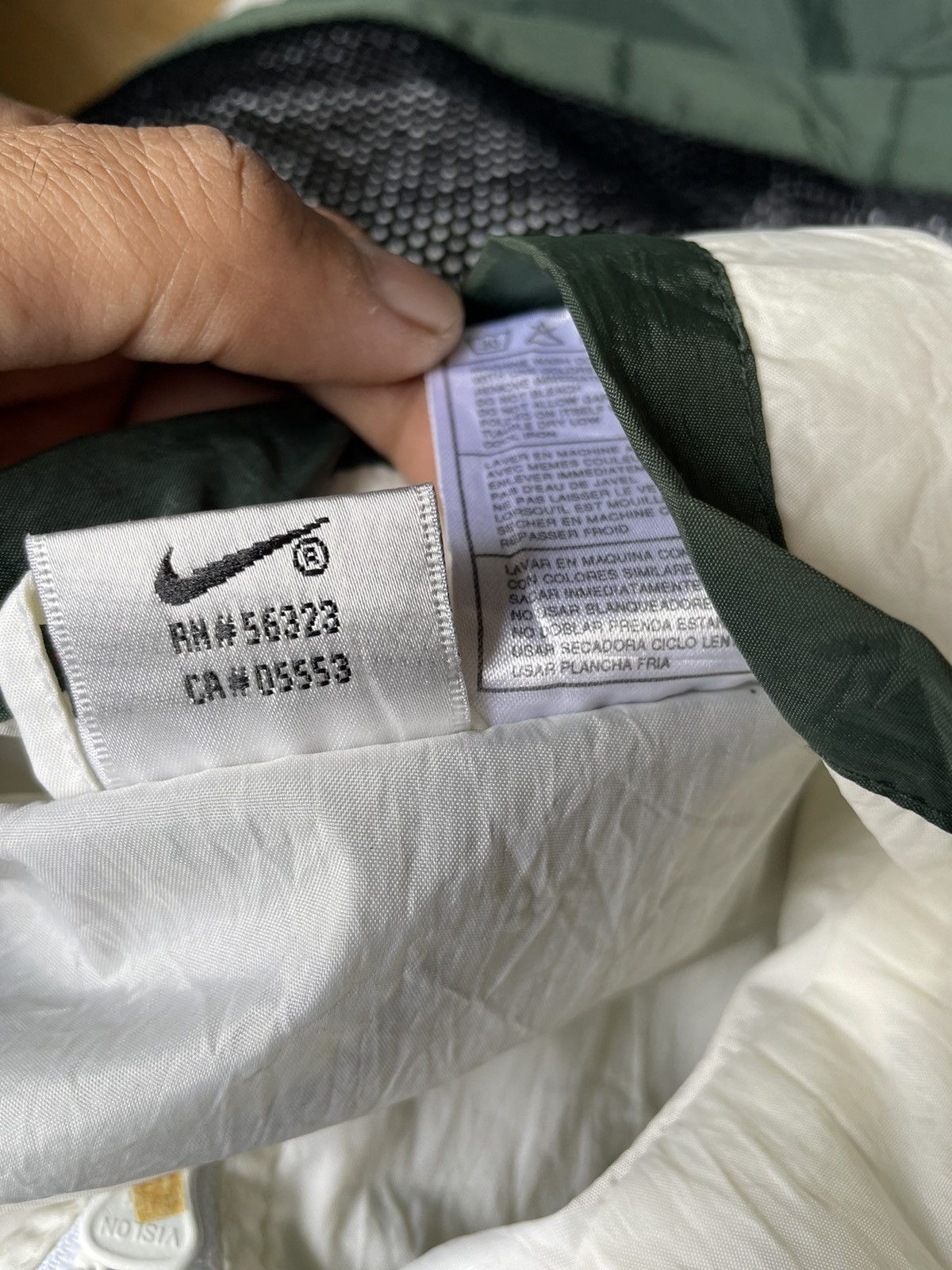 Nike Vintage 90s Nike Swoosh Big Logo Windbreaker Jacket Size US L / EU 52-54 / 3 - 15 Thumbnail