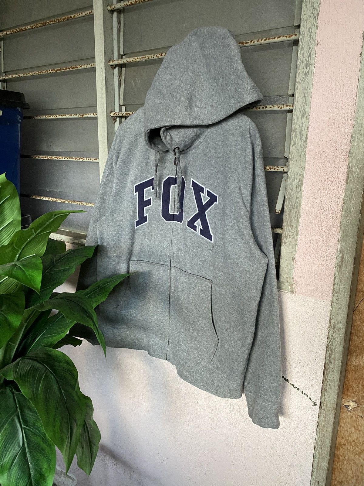 image of Fox Embroidery Spellout Fleece Hoodies in Grey, Men's (Size XL)