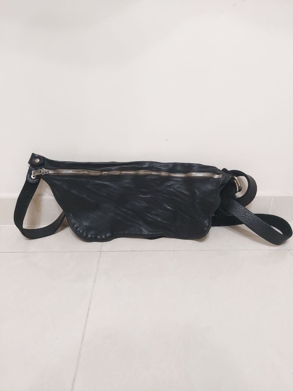 image of Guidi Q10 Horse Leather Crossbody Bag in Black, Men's