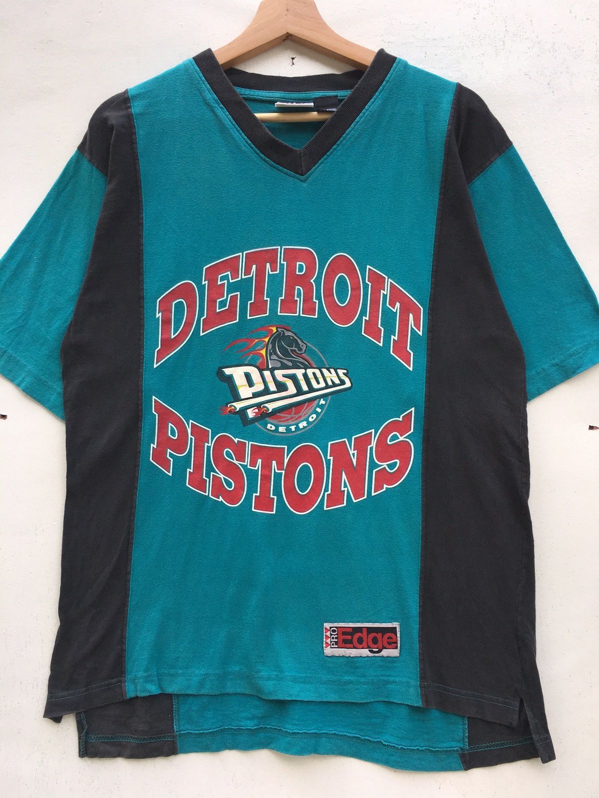 NBA Vintage NBA Detroit Pistons Tshirt Size US M / EU 48-50 / 2 - 5 Thumbnail