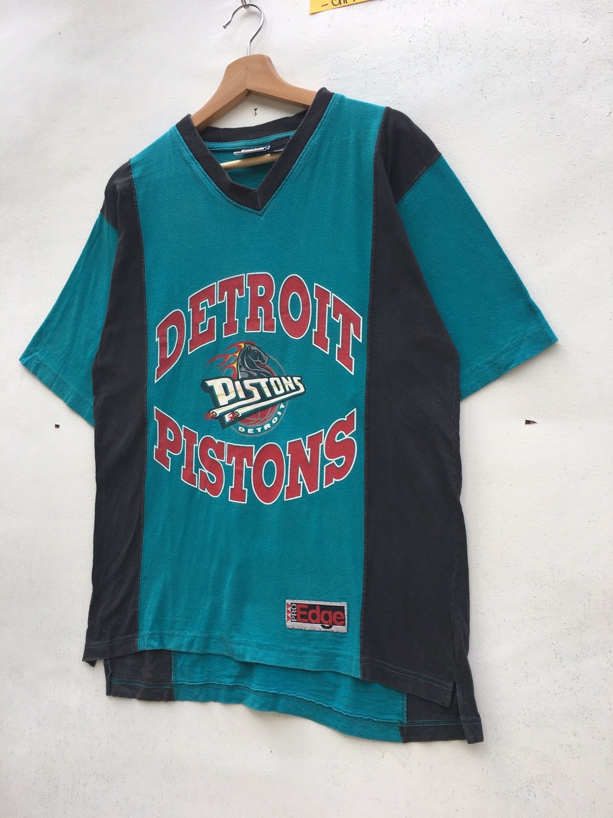 NBA Vintage NBA Detroit Pistons Tshirt Size US M / EU 48-50 / 2 - 4 Thumbnail