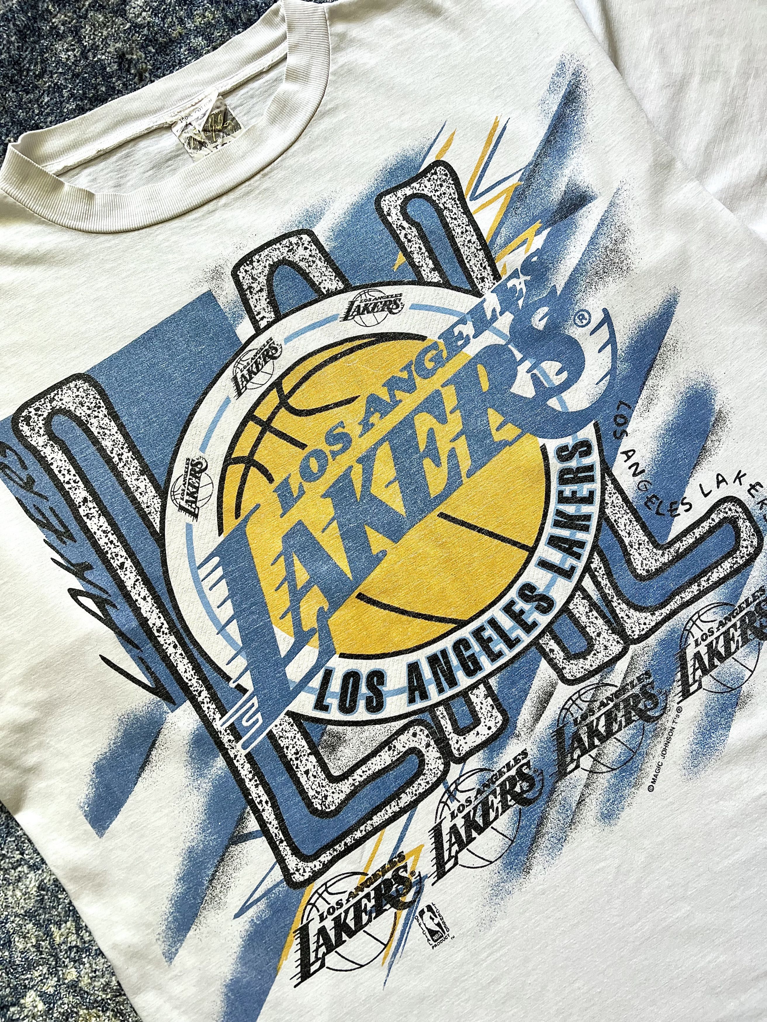 NBA 90s Vintage Los Angeles Lakers Magic Johnson Graphic T-Shirt Size US XL / EU 56 / 4 - 6 Thumbnail