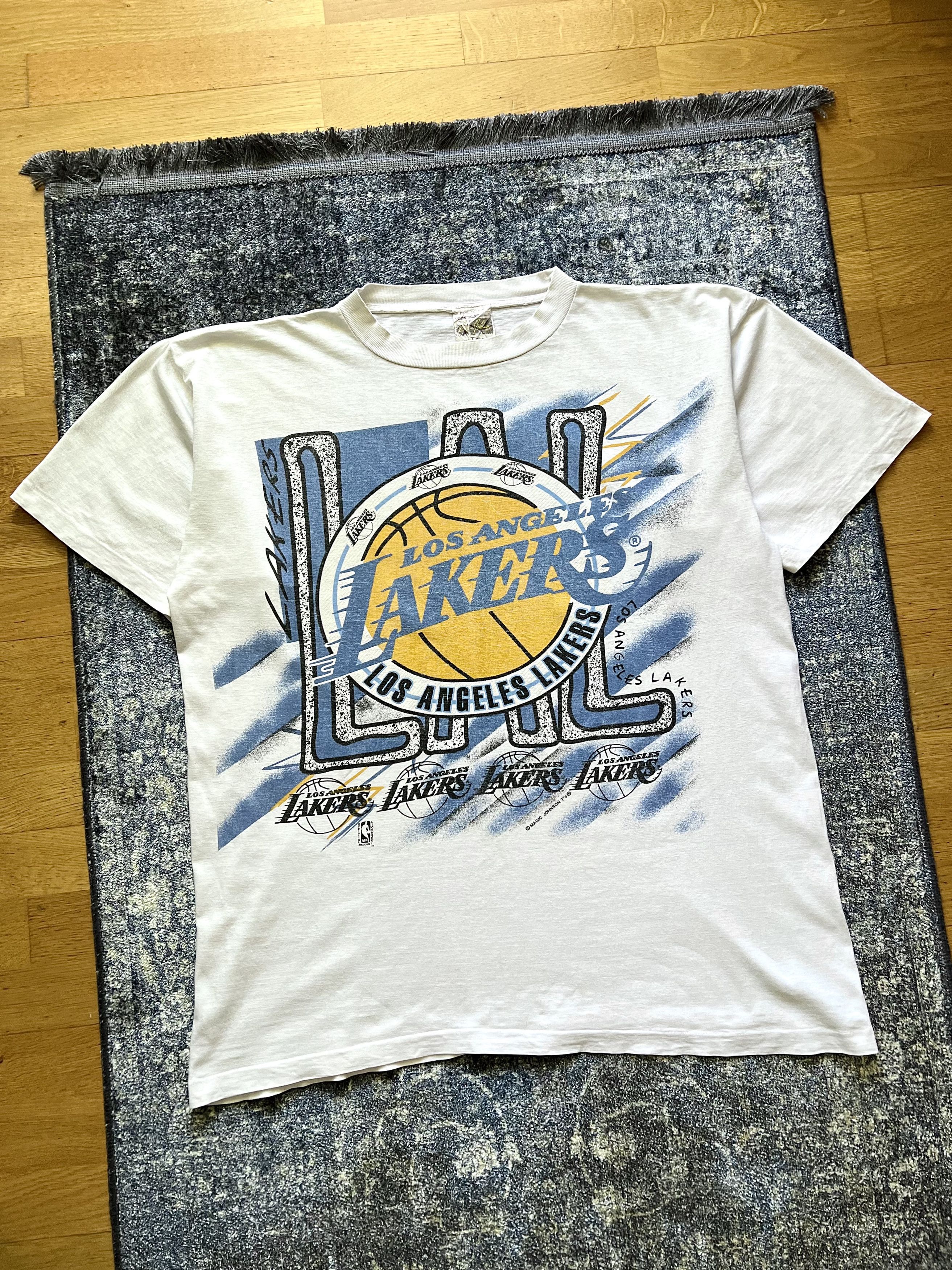 NBA 90s Vintage Los Angeles Lakers Magic Johnson Graphic T-Shirt Size US XL / EU 56 / 4 - 4 Thumbnail
