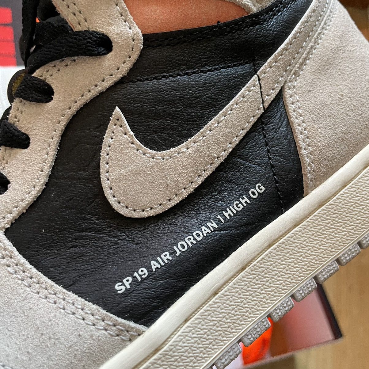 Jordan Brand 2019 Air Jordan 1 Retro High OG Neutral Grey SP Size US 10 / EU 43 - 6 Thumbnail