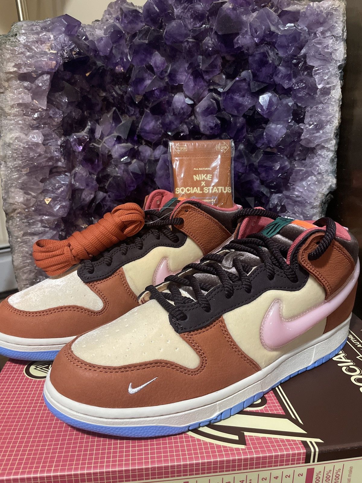 social status dunk mid chocolate