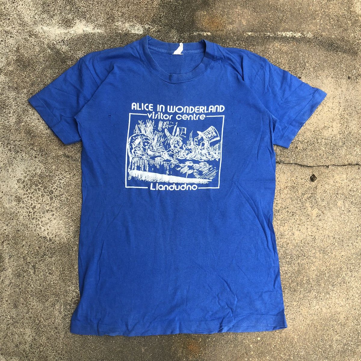Vintage 🔥Trash🔥Vintage Alice In Wonderland Promo Show Rips Faded Tee Size US M / EU 48-50 / 2 - 1 Thumbnail