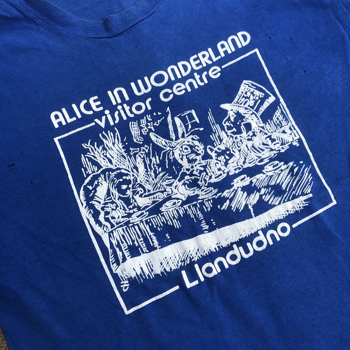 Vintage 🔥Trash🔥Vintage Alice In Wonderland Promo Show Rips Faded Tee Size US M / EU 48-50 / 2 - 2 Thumbnail