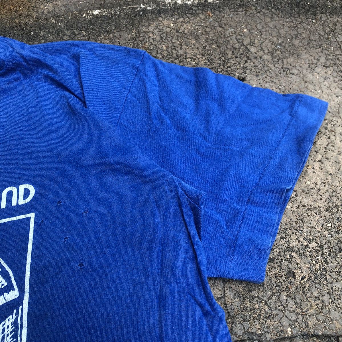 Vintage 🔥Trash🔥Vintage Alice In Wonderland Promo Show Rips Faded Tee Size US M / EU 48-50 / 2 - 5 Thumbnail