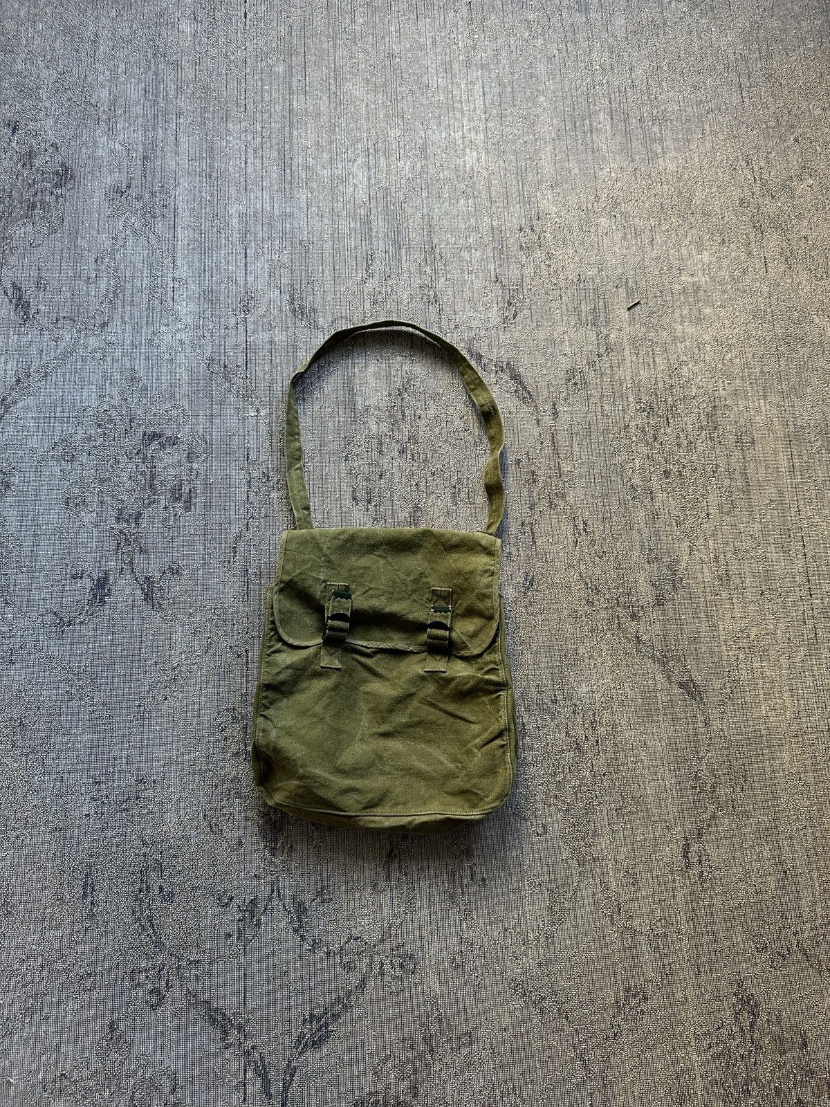 Japanese Brand × Vintage Military 80’s Crossbody Bag Size ONE SIZE - 1 Thumbnail