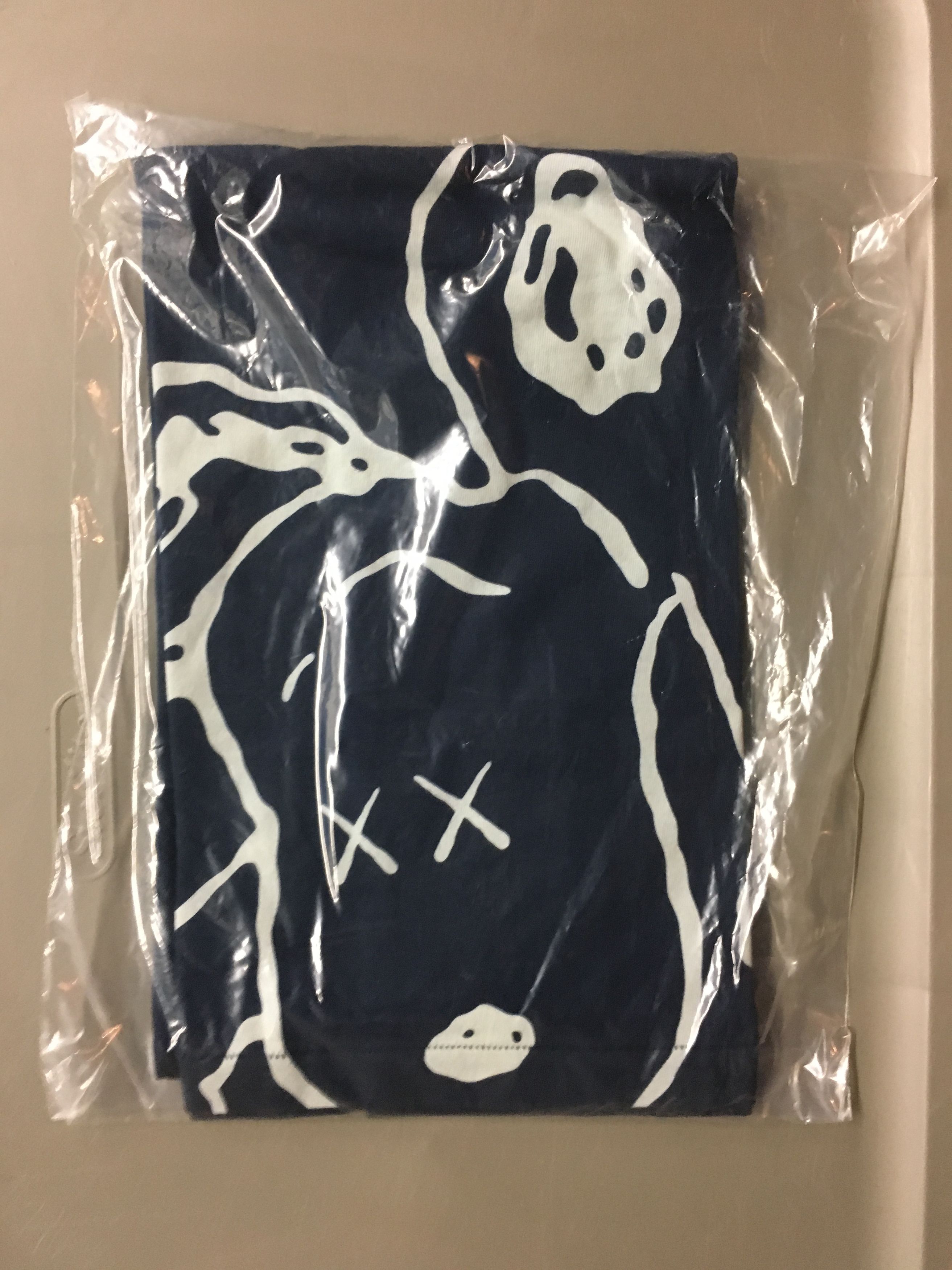 Kaws × Peanuts × Uniqlo Uniqlo X Kaws X Snoopy Size Medium Snoopy Size US M / EU 48-50 / 2 - 2 Thumbnail
