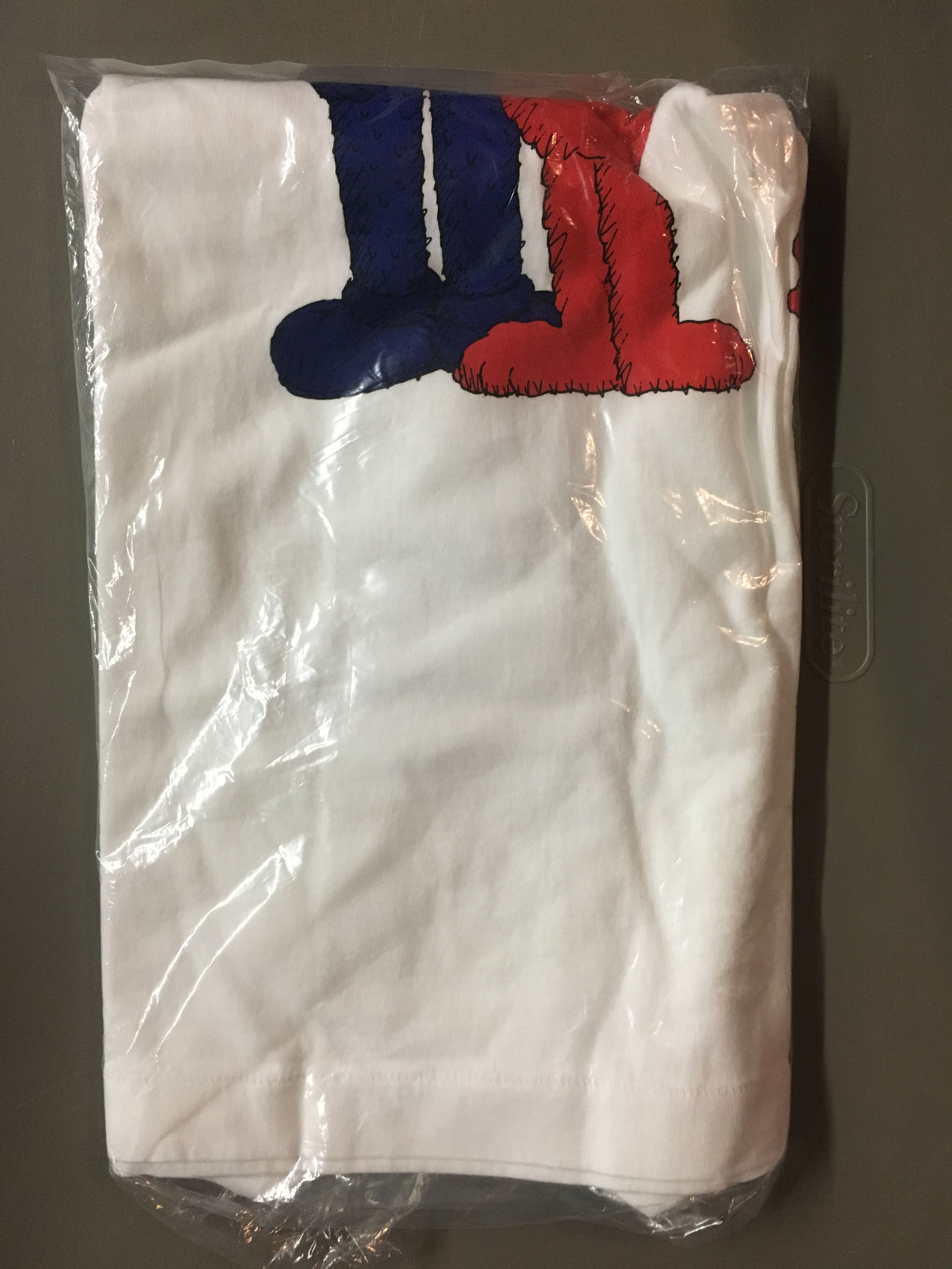 Kaws × Uniqlo Uniqlo X Kaws X Sesame Street Elmo BFF Tee White Size XXL Size US XXL / EU 58 / 5 - 2 Thumbnail