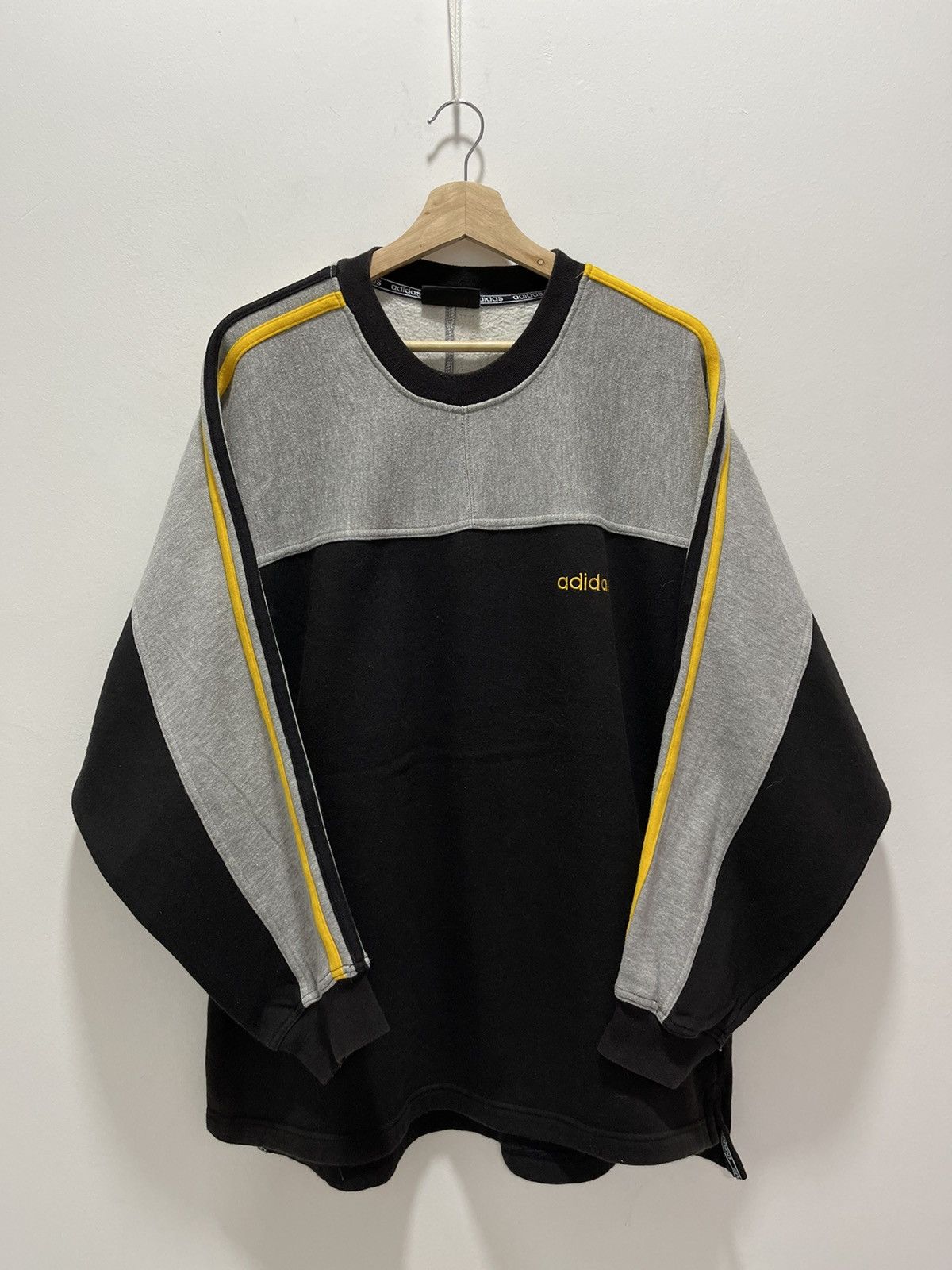 Adidas VINTAGE ADIDAS SPELLOUT MINI LOGO BAGGY SWEATSHIRT Size US XL / EU 56 / 4 - 1 Thumbnail