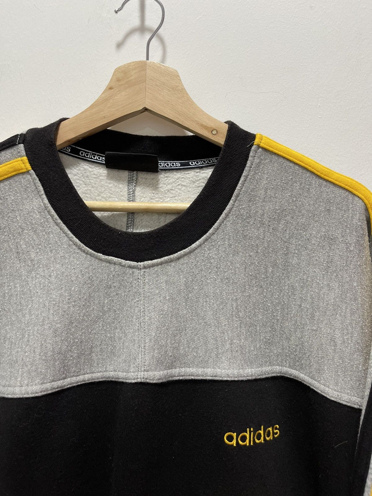 Adidas VINTAGE ADIDAS SPELLOUT MINI LOGO BAGGY SWEATSHIRT Size US XL / EU 56 / 4 - 2 Thumbnail