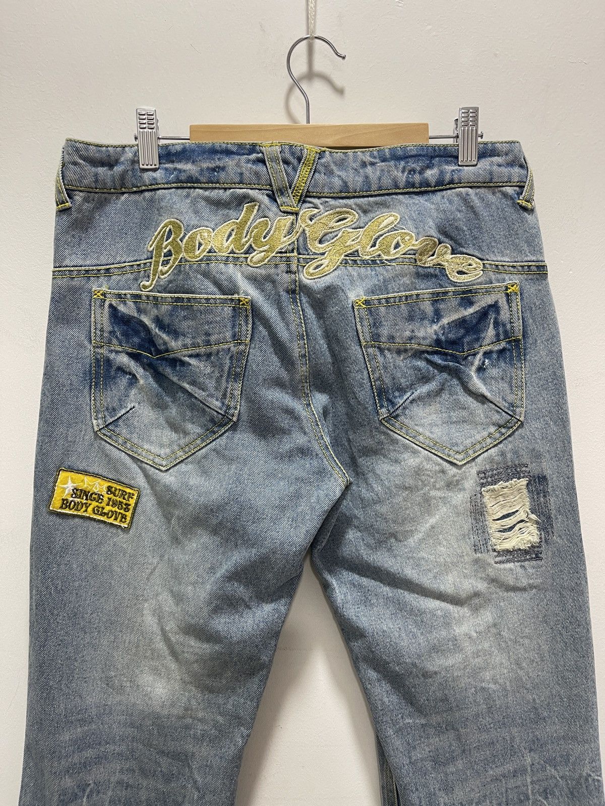 Body Glove × Vintage BODY GLOVE EMBROIDERY PATCHES DISTRESSED DENIM JEANS Size US 32 / EU 48 - 4 Thumbnail