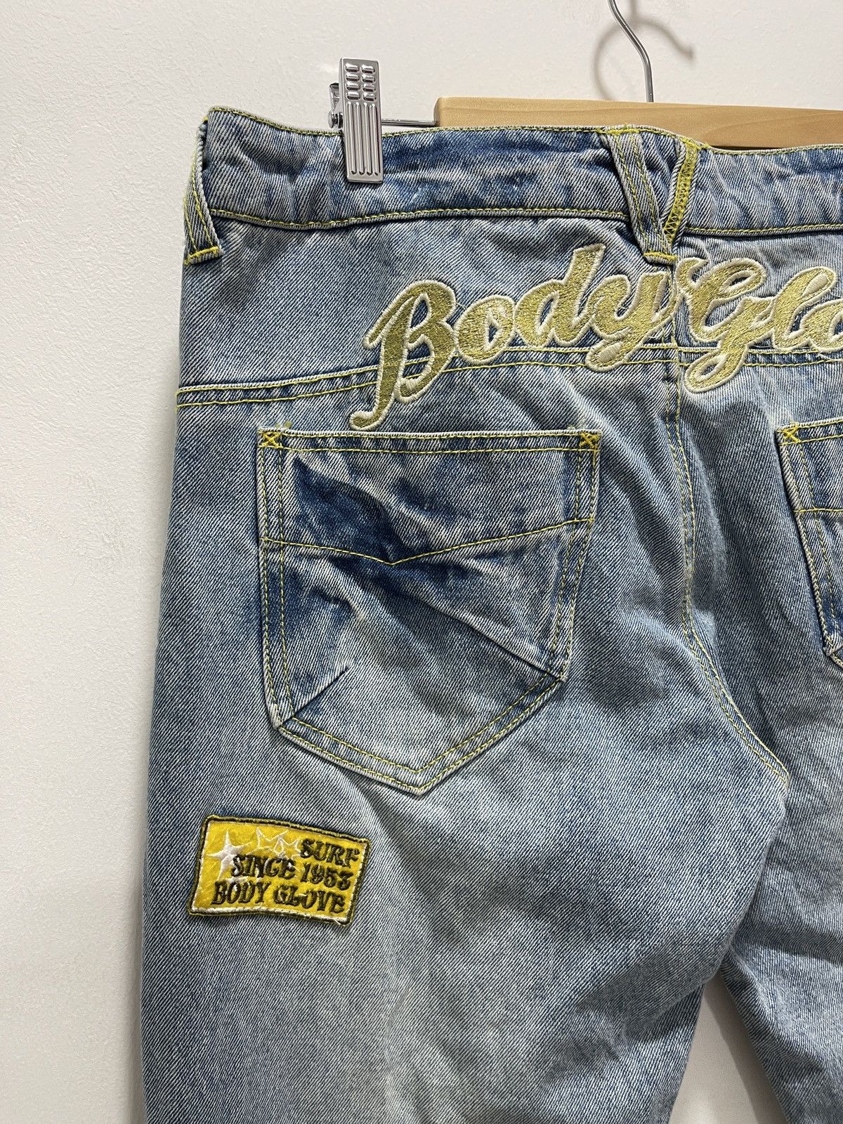 Body Glove × Vintage BODY GLOVE EMBROIDERY PATCHES DISTRESSED DENIM JEANS Size US 32 / EU 48 - 2 Thumbnail