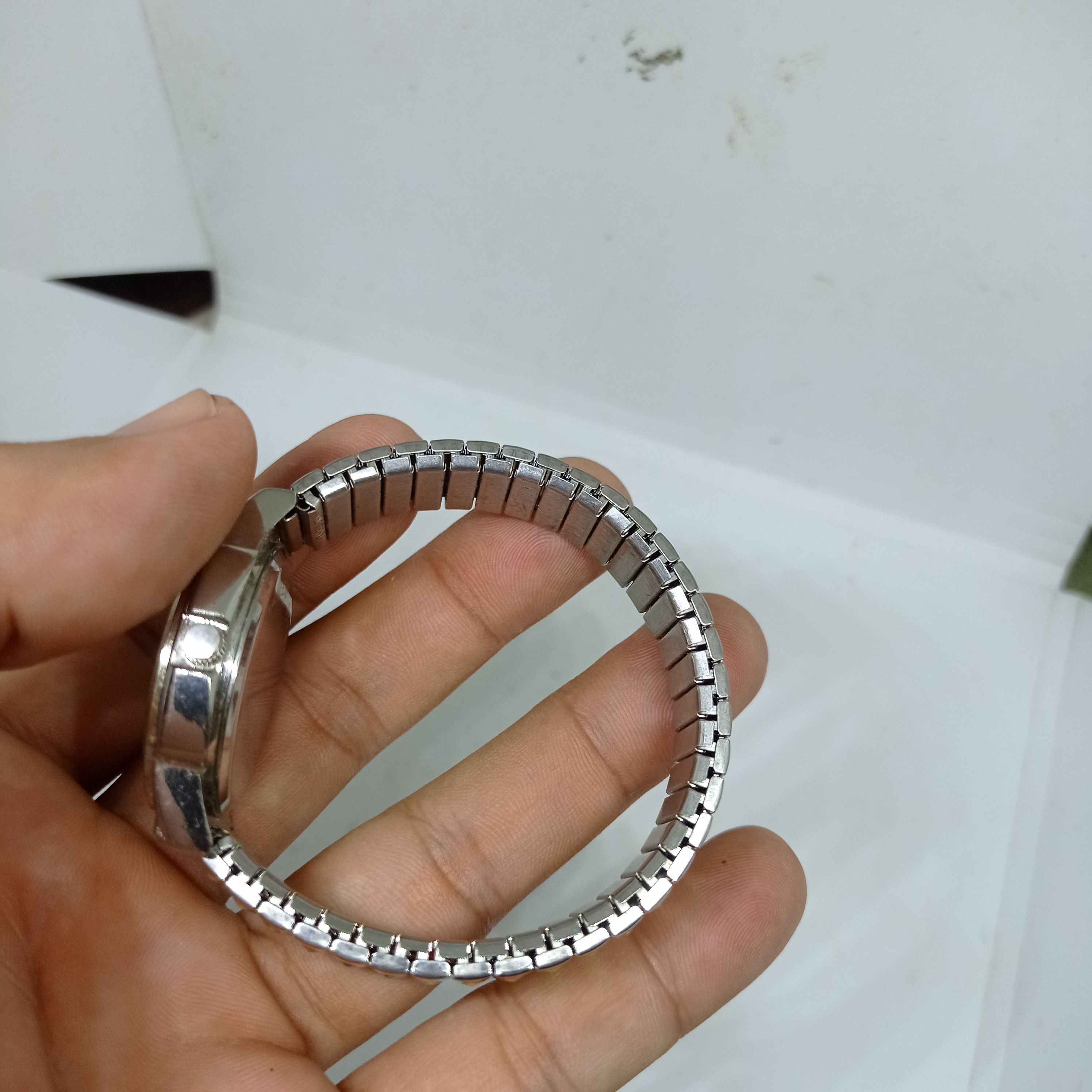 Japanese Brand VINTAGE K. Quartz. Japan Retro Watch (Flexible strap) Size ONE SIZE - 8 Thumbnail