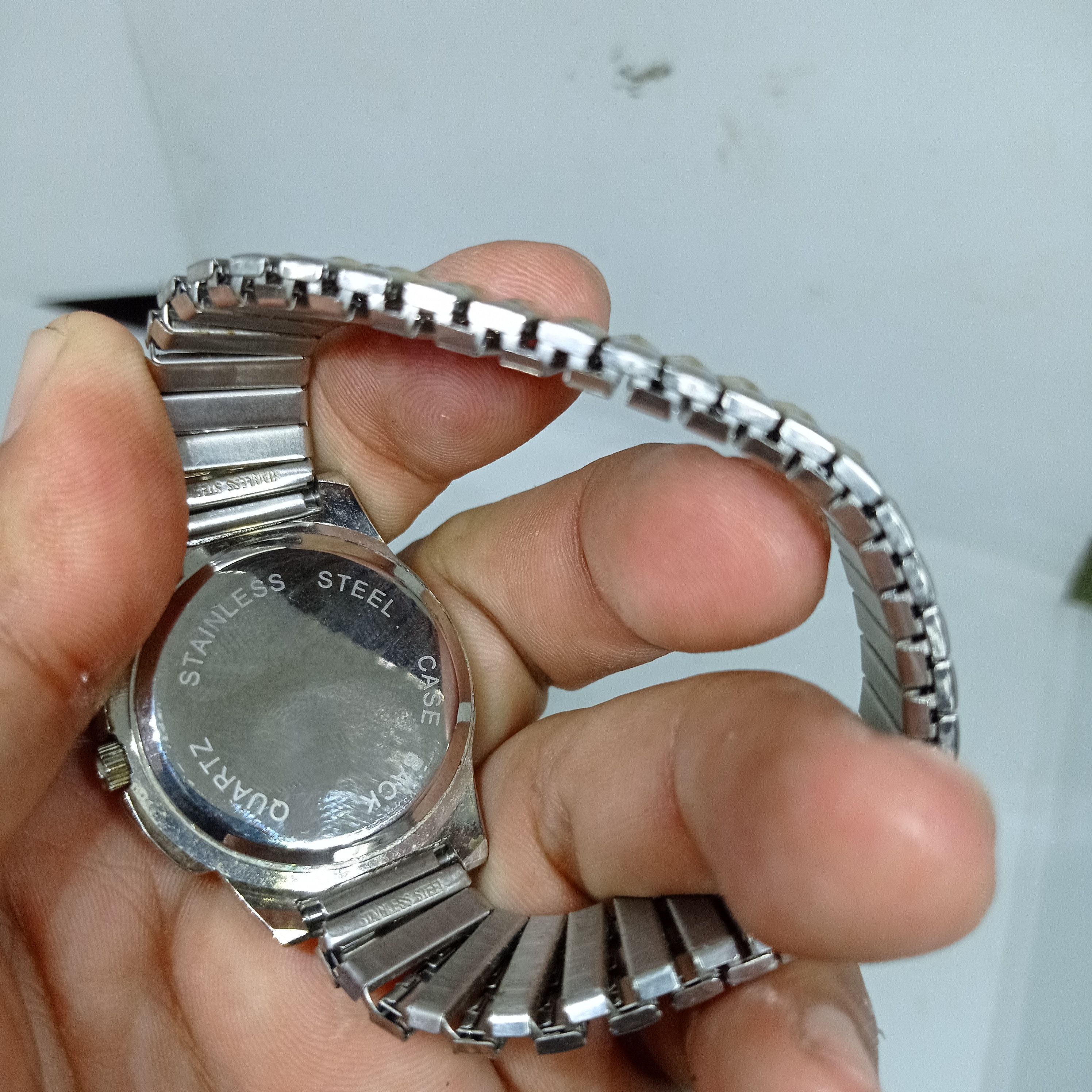 Japanese Brand VINTAGE K. Quartz. Japan Retro Watch (Flexible strap) Size ONE SIZE - 3 Thumbnail