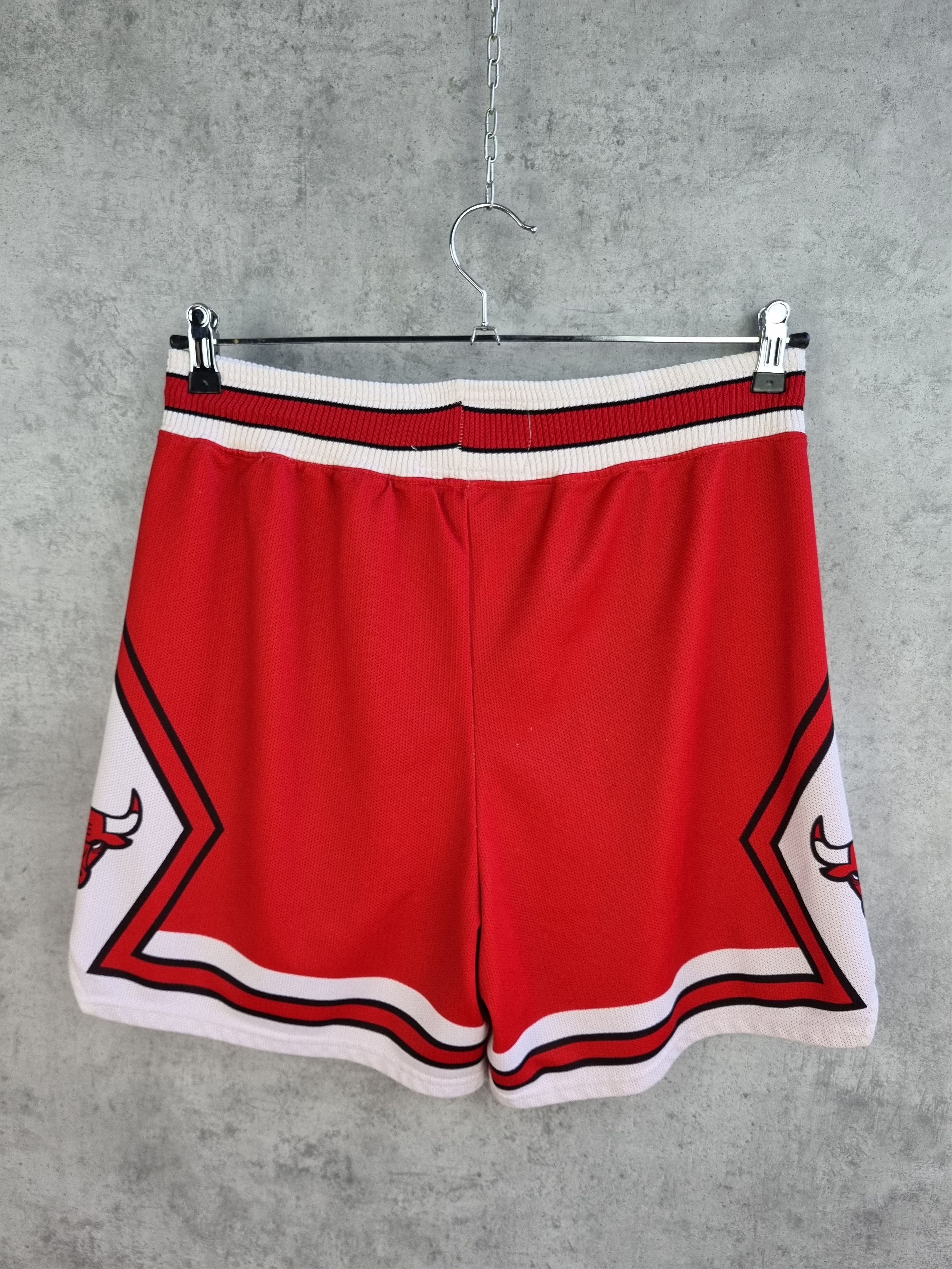 Champion × NBA 90s Rare Chicago Bulls NBA Champion USA Shorts Size US 32 / EU 48 - 2 Thumbnail