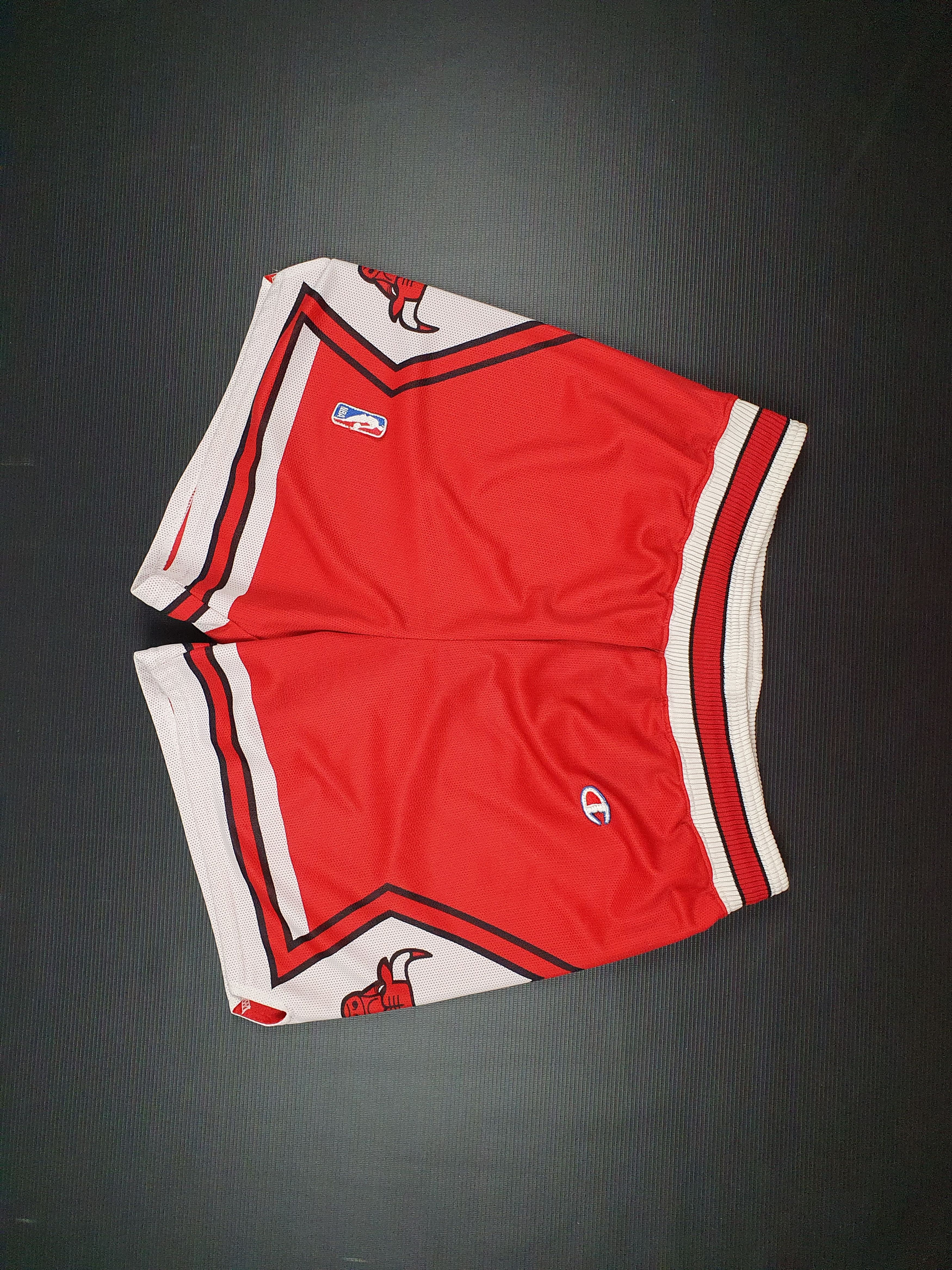 Champion × NBA 90s Rare Chicago Bulls NBA Champion USA Shorts Size US 32 / EU 48 - 4 Thumbnail