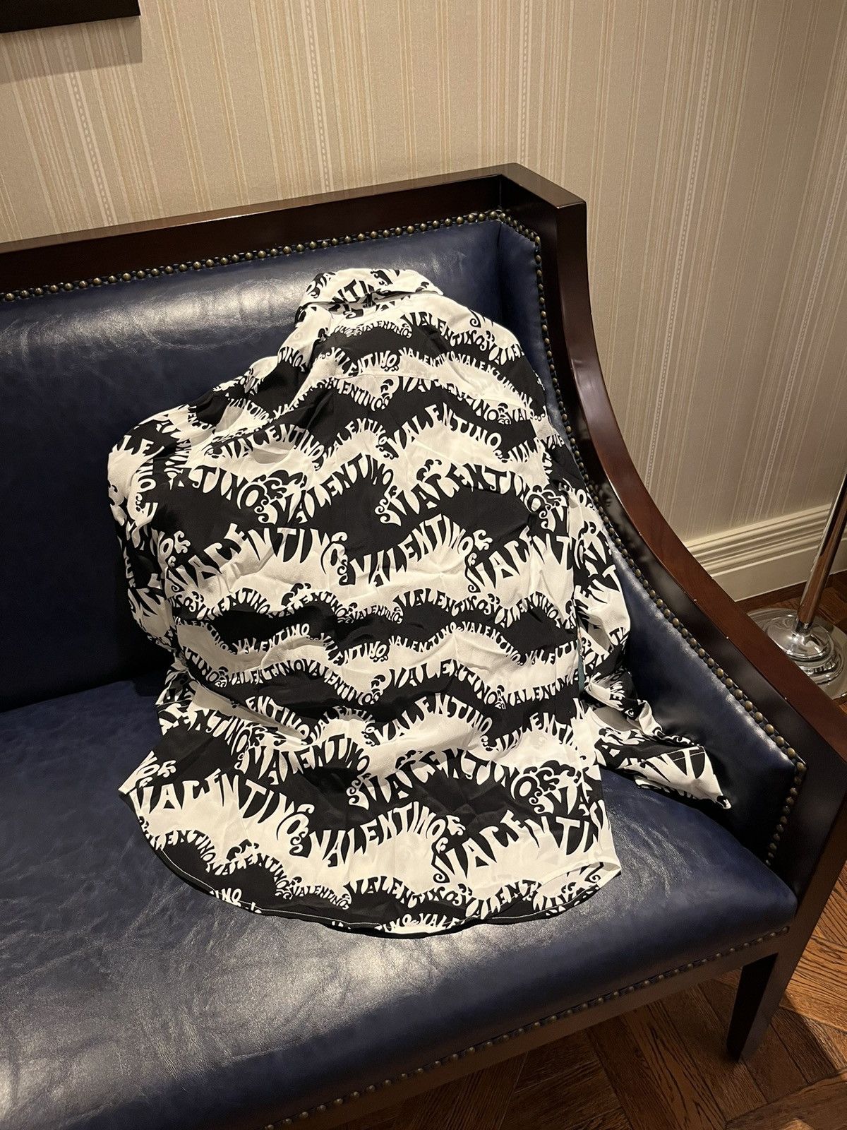 Valentino 1970 archive classic wave print silk shirt Size US M / EU 48-50 / 2 - 4 Thumbnail