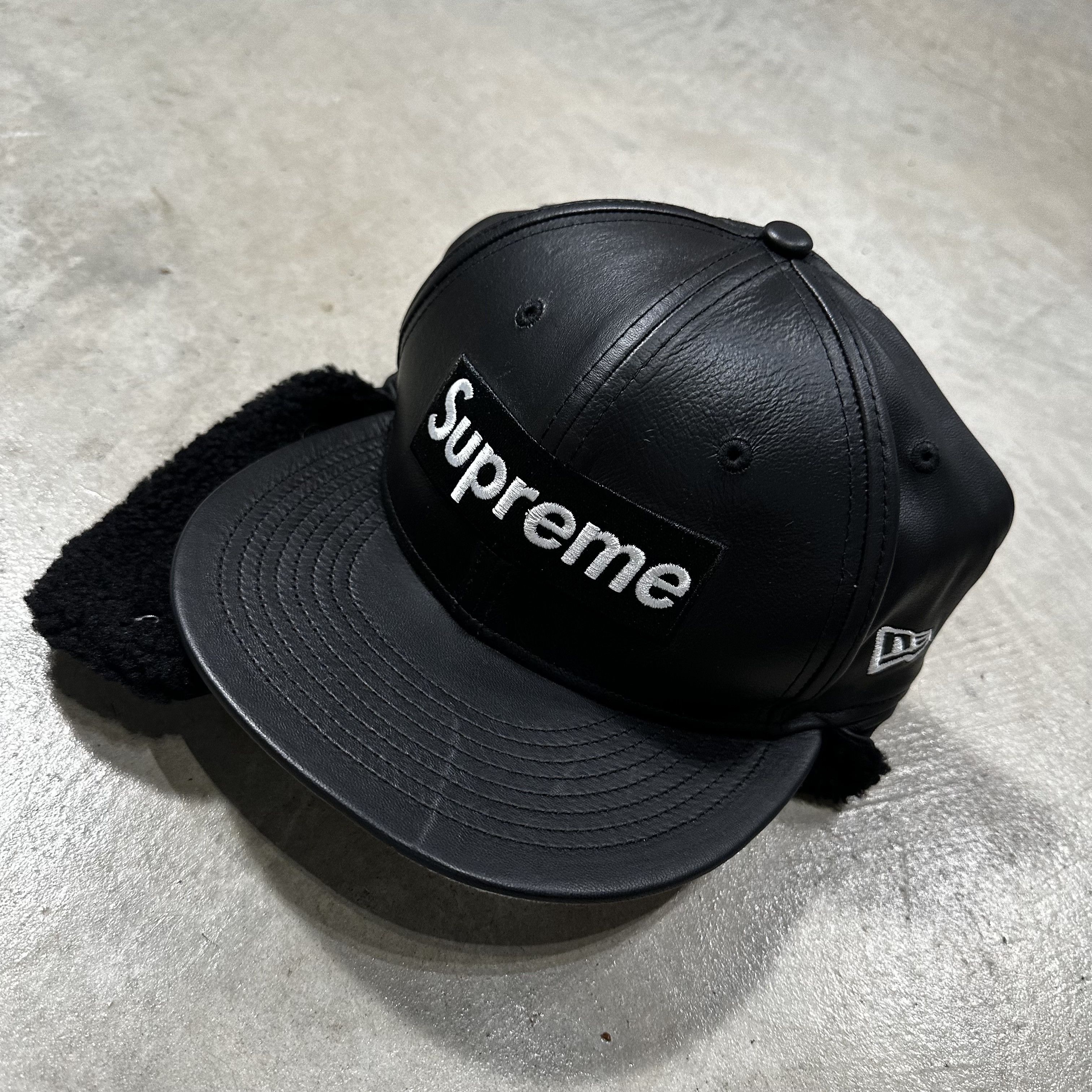 supreme NewEra WINDSTOPPER 71/4 Earflap-