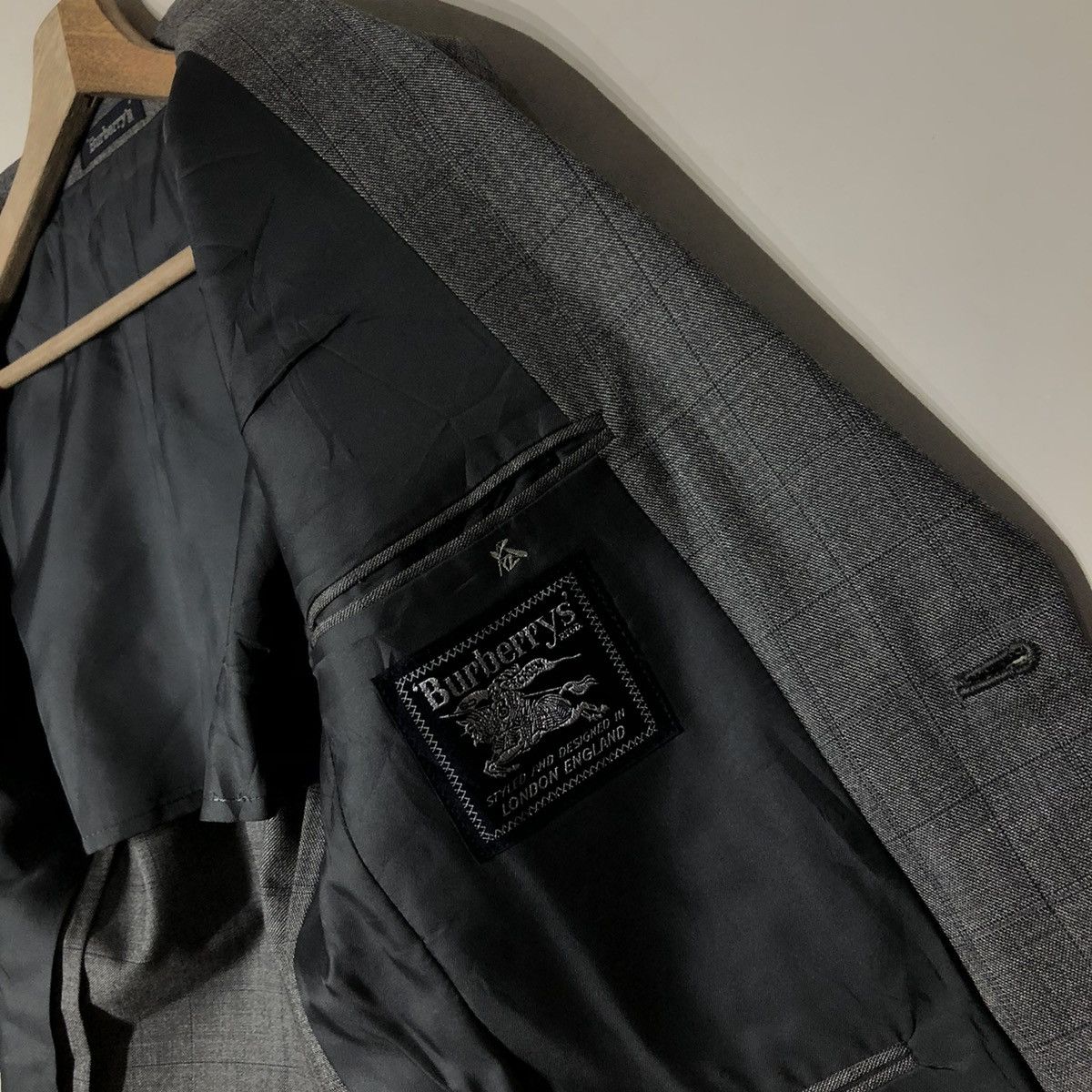 Burberry BURBERRYS STYLED AND DESIGNED IN ENGLAND Size US M / EU 48-50 / 2 - 11 Thumbnail