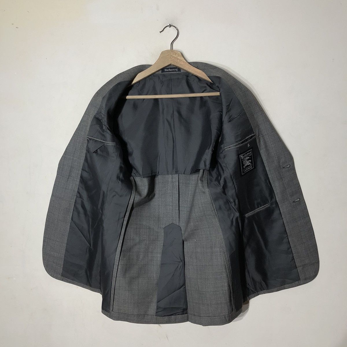 Burberry BURBERRYS STYLED AND DESIGNED IN ENGLAND Size US M / EU 48-50 / 2 - 10 Thumbnail