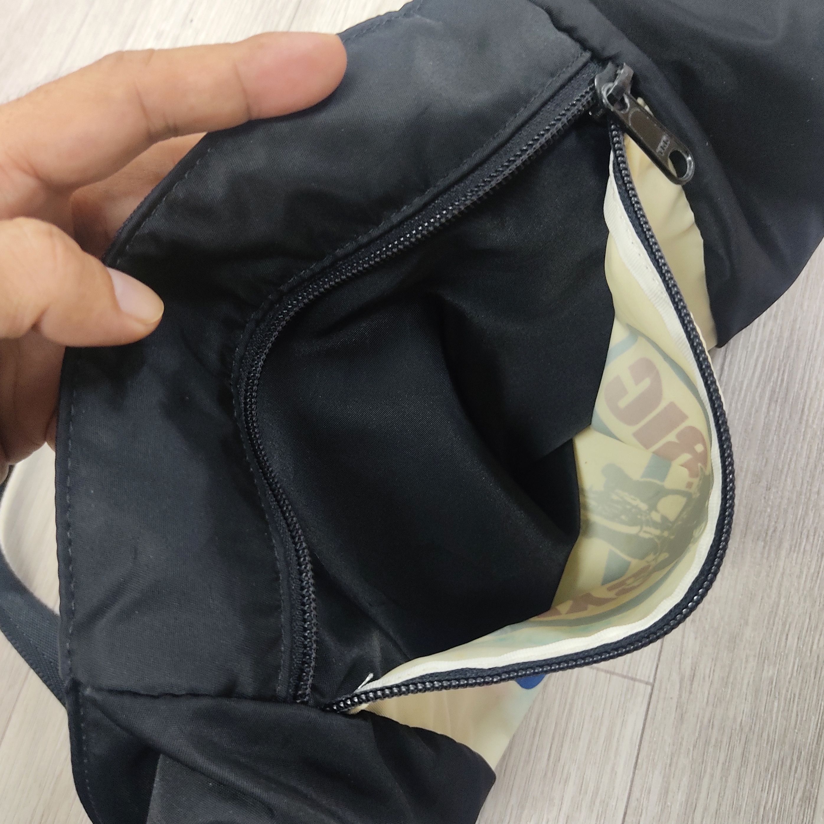 Hysteric Glamour Vtg HYSTERIC GLAMOUR Banana Satchel Sling Bag Size ONE SIZE - 9 Thumbnail