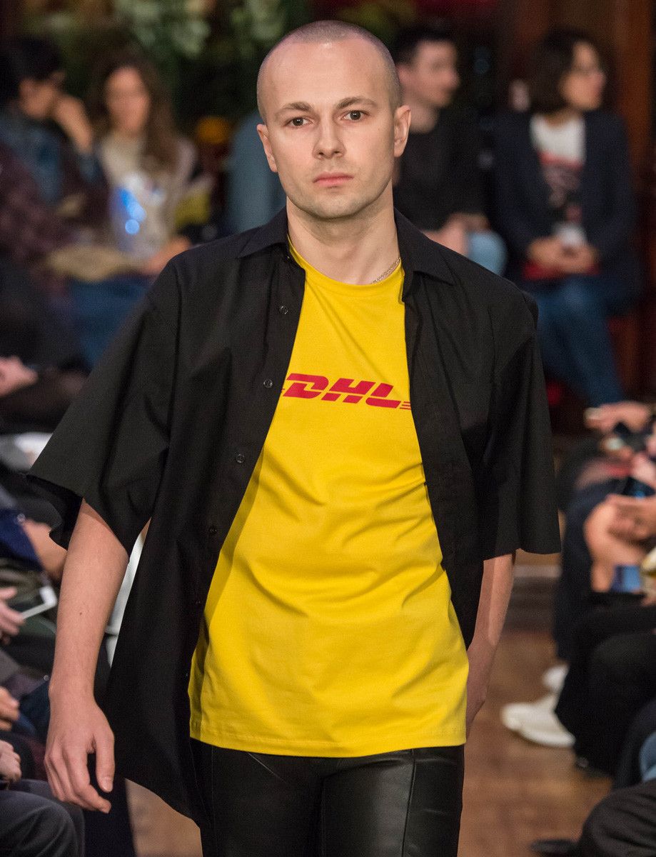 ローラ 着用 Vetements ヴェトモン DHL ロゴ Tシャツ カットソー - メルカリ