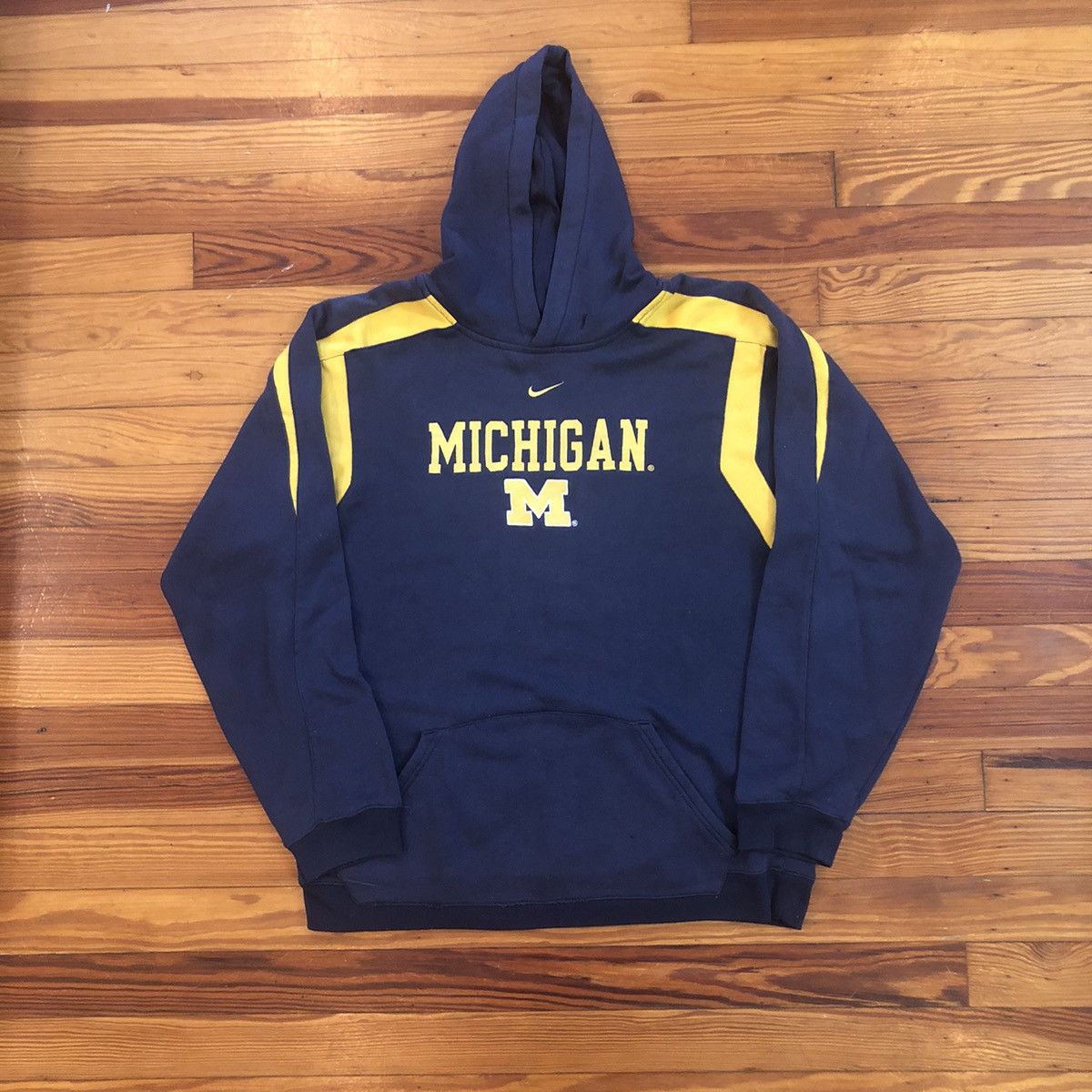 Michigan Nike center store swoosh Hoodie size Large