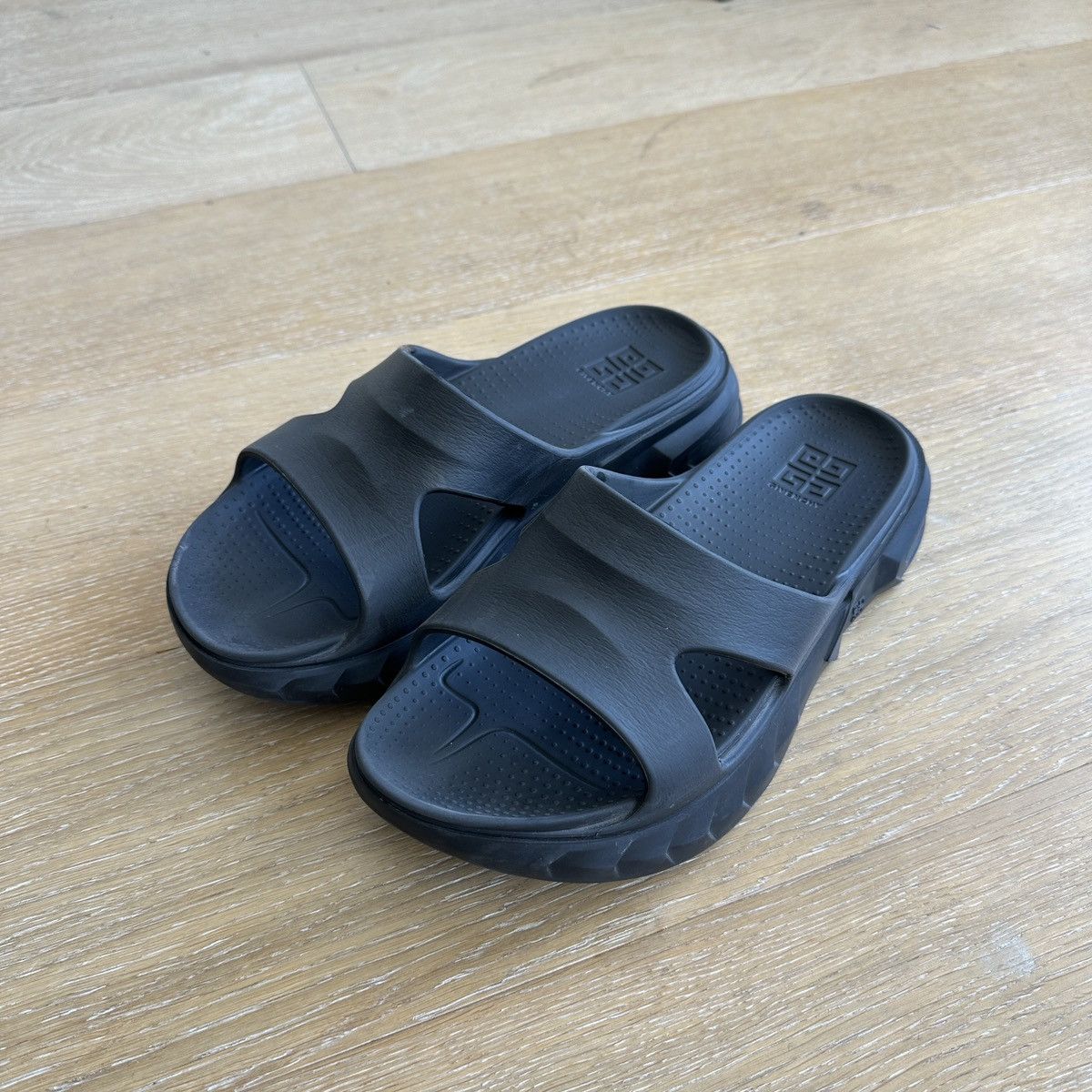 givenchy marshmallow slide