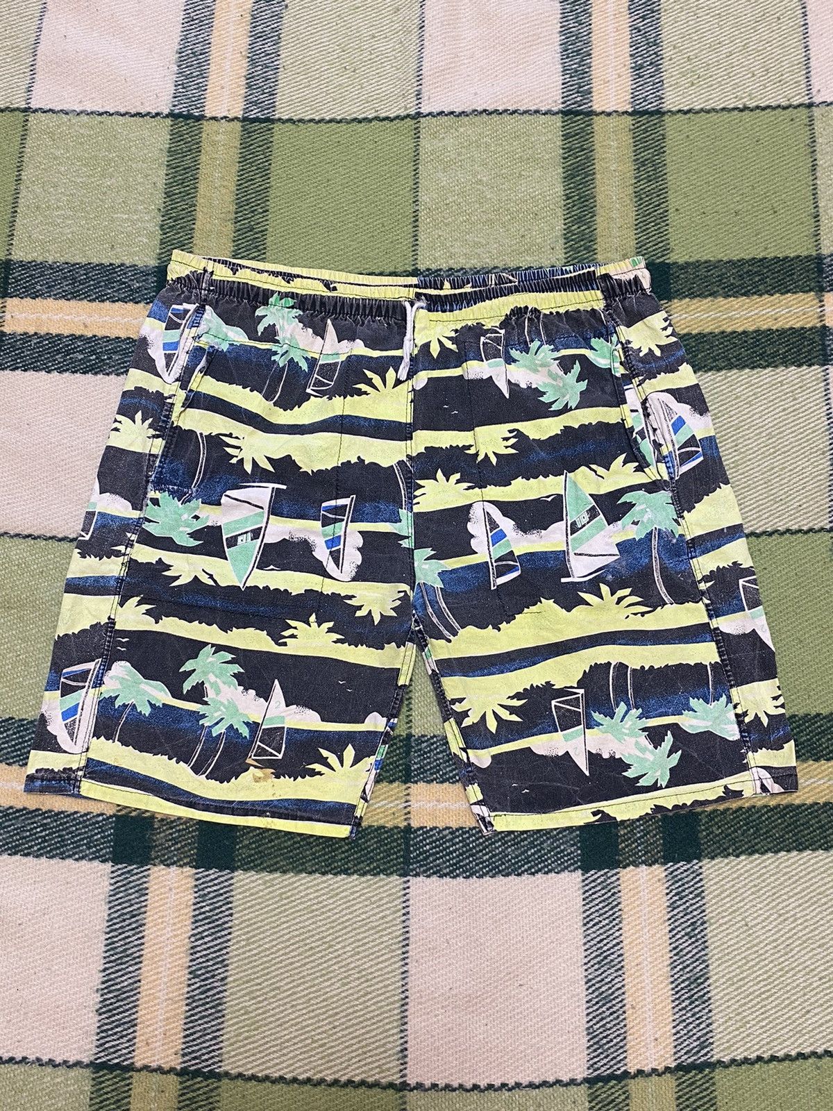 Vintage Vintage 90s art shorts streetwear Hawaiian style size XL Size US 36 / EU 52 - 1 Thumbnail
