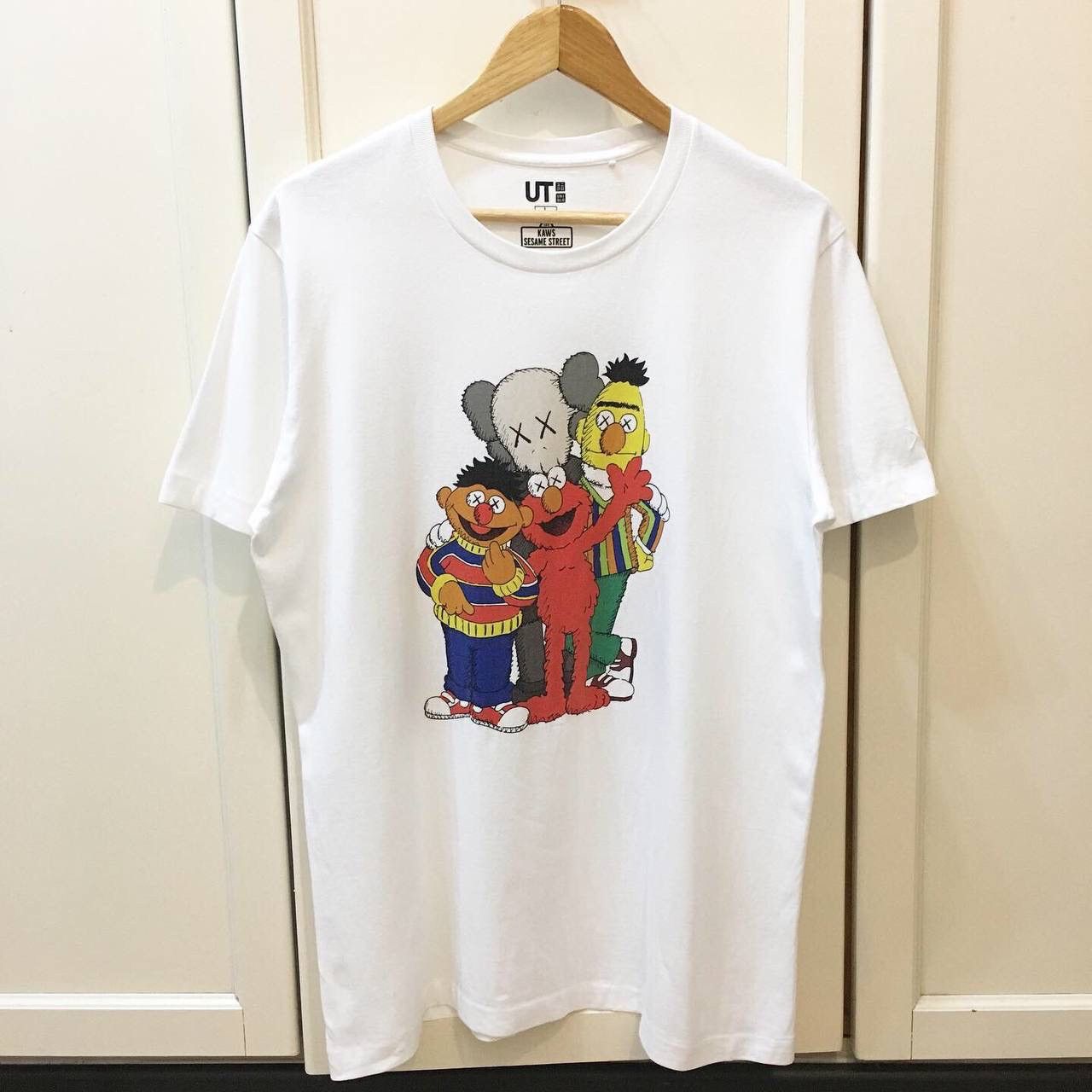 Kaws × Uniqlo Kaws x Sesame Street Tee Size US L / EU 52-54 / 3 - 1 Thumbnail