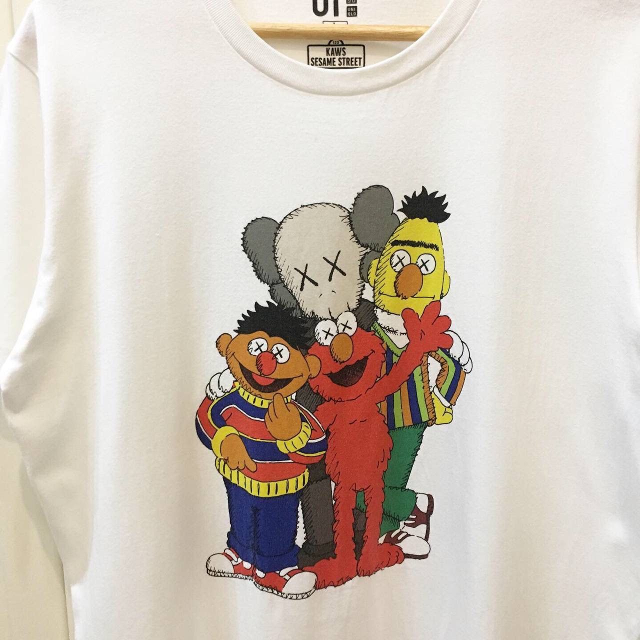 Kaws × Uniqlo Kaws x Sesame Street Tee Size US L / EU 52-54 / 3 - 2 Thumbnail