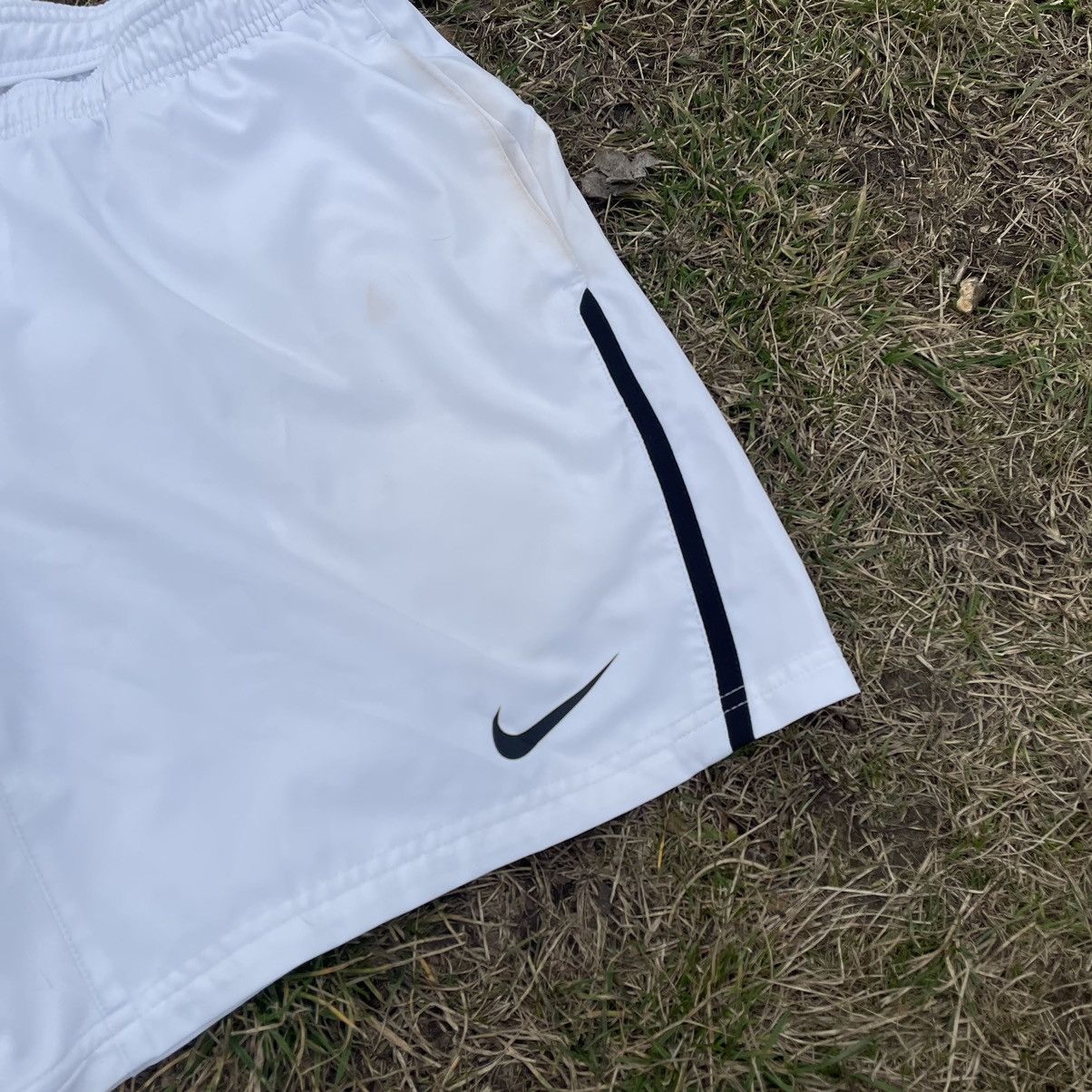 Vintage Vintage Nike Swoosh Shorts Y2K Skate Streetwear White 34 Size US 34 / EU 50 - 4 Thumbnail